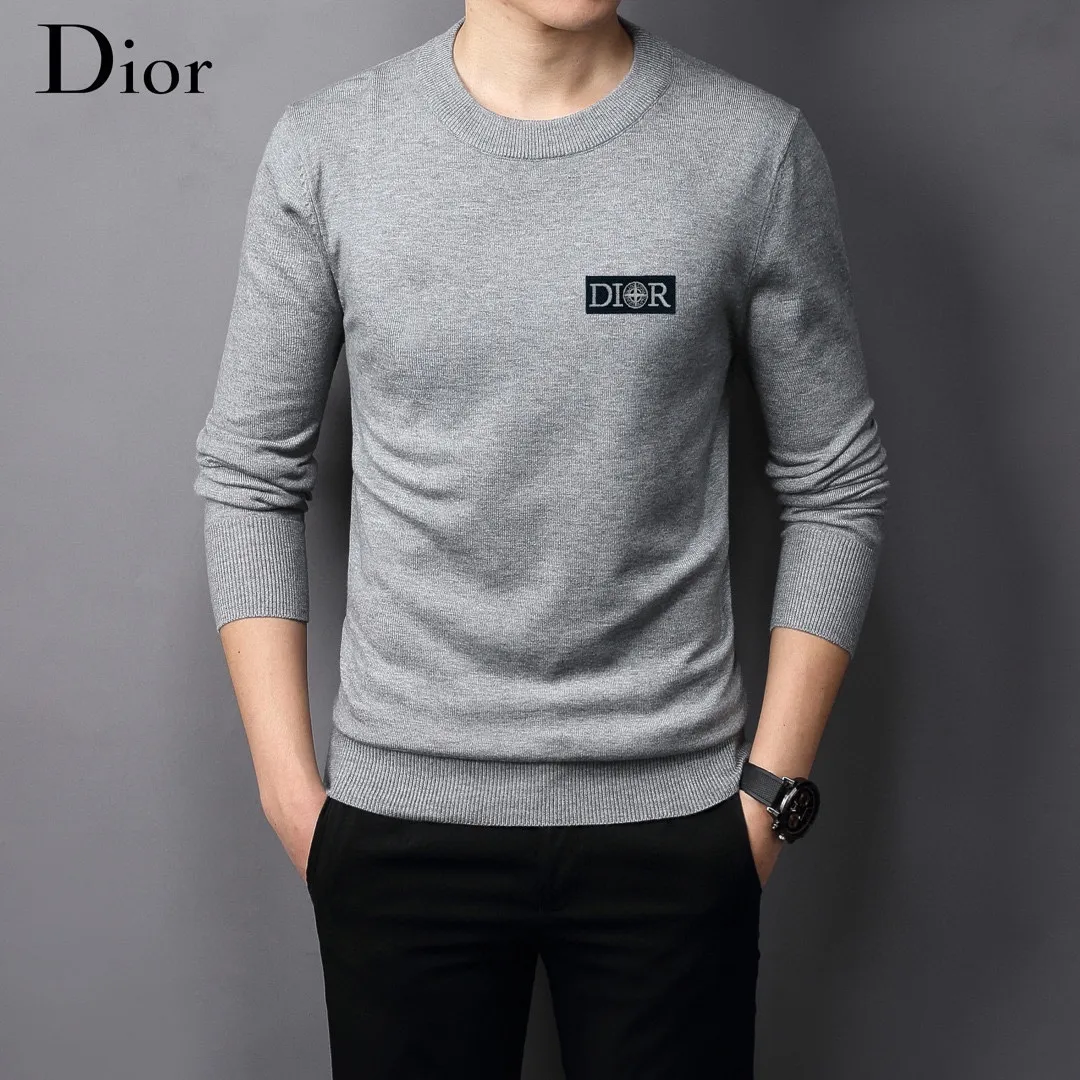 🅿️240 【DIOR】Autumn and winter classic round neck pullover sweater, in full condition! ! ! Wool blended fabric, the latest model in 2025, golden ratio! ! Slim-fitting soft gold, versatile and practical item, the combination and practicality are extremely powerful, simple and elegant, and classy! To create your own style, it is highly recommended to buy it in two colors. The standard slim fit tailoring process is suitable for both young and old men. It is knitted from wool and will not cause any discomfort! While keeping warm, it is stylish, textured and wearable, and the classic logo with contrasting colors on the chest feels in place! ! Recommended for regular customers! ! Size M-3XL (maximum wear: 190 pounds)