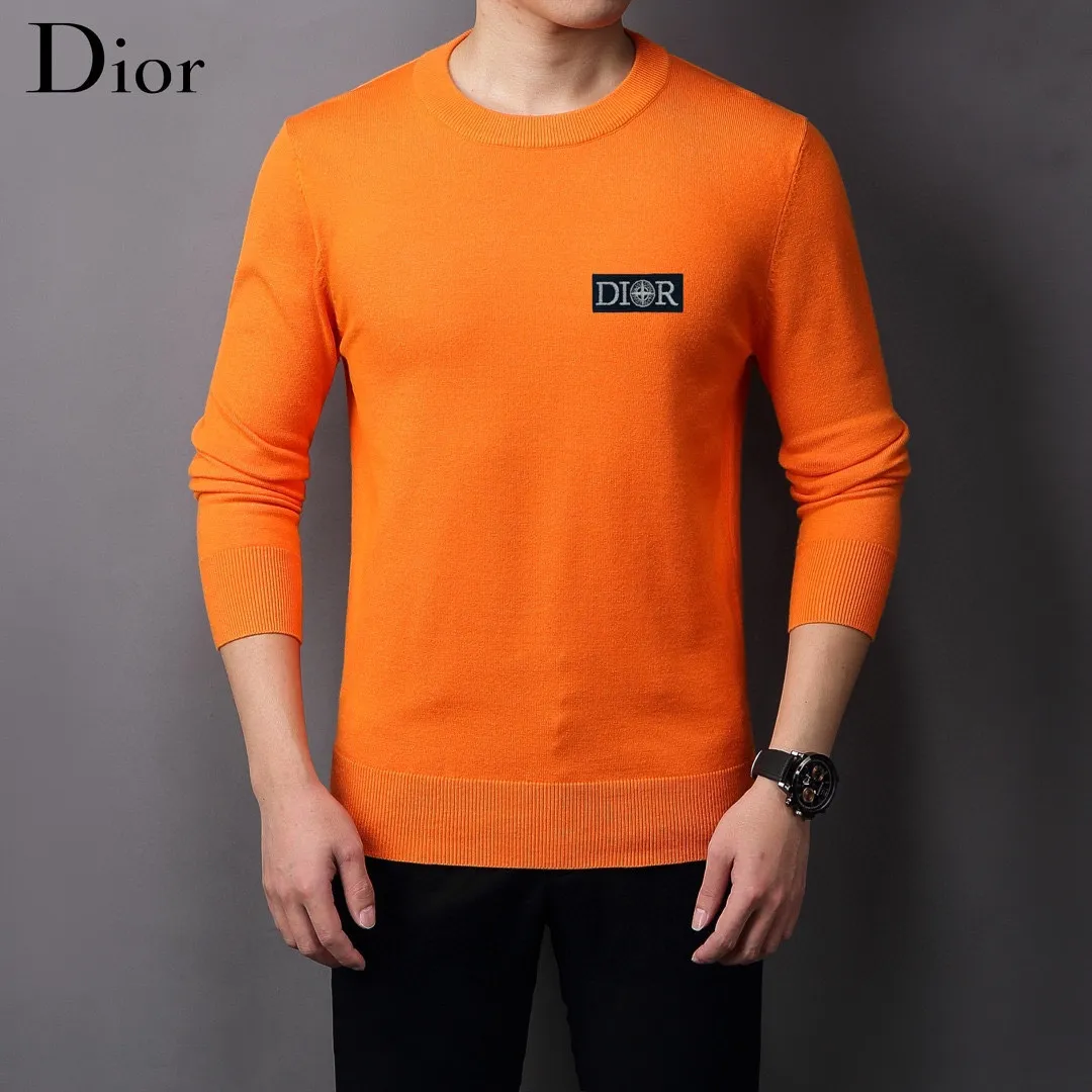 🅿️240 【DIOR】Autumn and winter classic round neck pullover sweater, in full condition! ! ! Wool blended fabric, the latest model in 2025, golden ratio! ! Slim-fitting soft gold, versatile and practical item, the combination and practicality are extremely powerful, simple and elegant, and classy! To create your own style, it is highly recommended to buy it in two colors. The standard slim fit tailoring process is suitable for both young and old men. It is knitted from wool and will not cause any discomfort! While keeping warm, it is stylish, textured and wearable, and the classic logo with contrasting colors on the chest feels in place! ! Recommended for regular customers! ! Size M-3XL (maximum wear: 190 pounds)