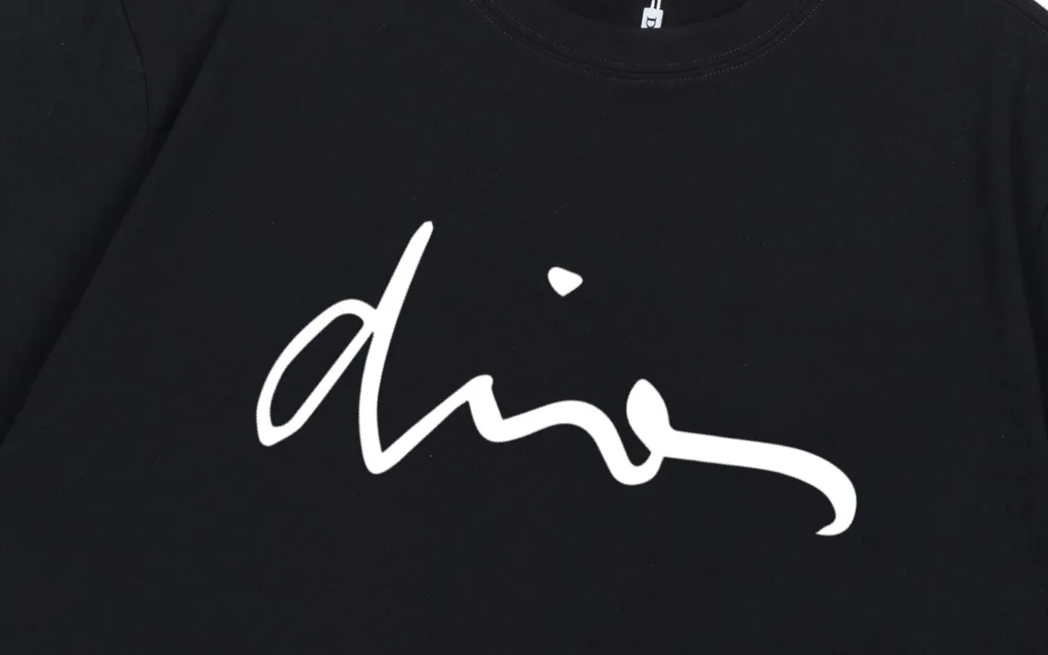 🅿️170 DIOR Dior 2025 new style artistic letter logo, same style for men and women, short-sleeved T-shirt ·Customized 300g 100% double yarn pure cotton fabric ·Dyeing 32 counts double strand thread ·Collar label, hangtag, main mark and three labels complete Color: Black Size: XS S M L