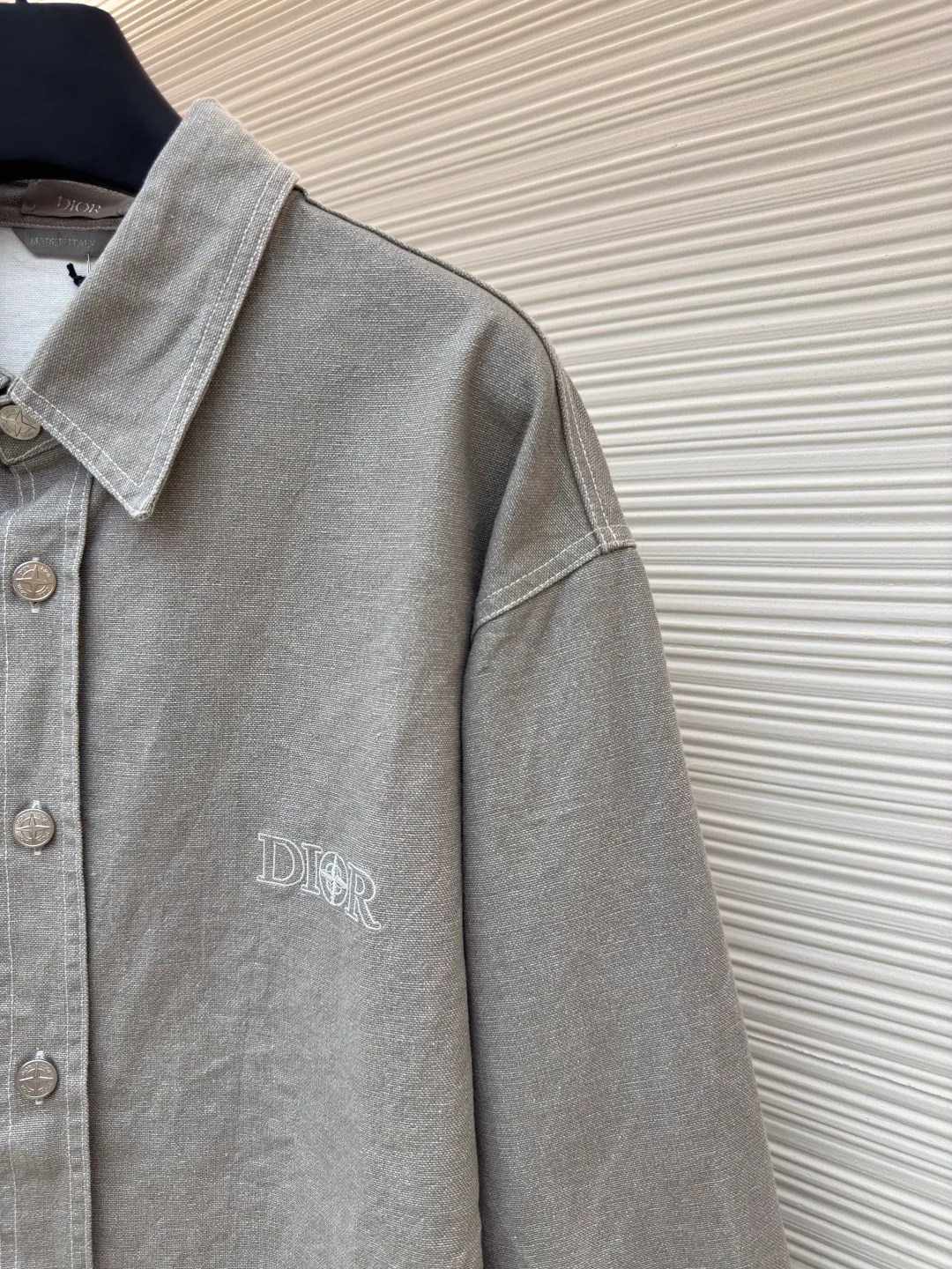 Dior martin embroidered shirt ●Original version: purchased and developed for 15500 ●Item number: 1680699-B50 ●Fabric: Martin fabric ●Technology: embroidery production ●Version: fitted version ●Weight: about 570 grams ●Size: 38-39-40-41 ●Description: It is made of 16s*16s pure cotton martin fabric, and the scraping coating process is carried out by piece of cloth. It adopts stone mill fermentation washing process. It is washed and faded in the tank for 3 hours to achieve the Y version color effect. The front panel is embroidered with Tajima embroidery machine imported from Japan. The nylon material is made of matte lines. The cloth surface is padded with hydrosol film for three-dimensional flat embroidery. The mold is made to customize the four-pointed star I-shaped buckle made of aluminum alloy. The matching fabric composition woven label + matching set of wash marks. The overall wiring is straight and delicate, the fabric is comfortable and soft, and the color is consistent without color difference. It can be matched with the same style to create a fashionable look and control various occasions. Customized accessories, complete with three standards, same style for men and women!