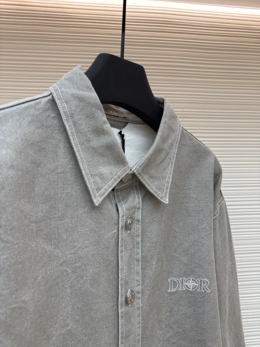 Dior martin embroidered shirt ●Original version: purchased and developed for 15500 ●Item number: 1680699-B50 ●Fabric: Martin fabric ●Technology: embroidery production ●Version: fitted version ●Weight: about 570 grams ●Size: 38-39-40-41 ●Description: It is made of 16s*16s pure cotton martin fabric, and the scraping coating process is carried out by piece of cloth. It adopts stone mill fermentation washing process. It is washed and faded in the tank for 3 hours to achieve the Y version color effect. The front panel is embroidered with Tajima embroidery machine imported from Japan. The nylon material is made of matte lines. The cloth surface is padded with hydrosol film for three-dimensional flat embroidery. The mold is made to customize the four-pointed star I-shaped buckle made of aluminum alloy. The matching fabric composition woven label + matching set of wash marks. The overall wiring is straight and delicate, the fabric is comfortable and soft, and the color is consistent without color difference. It can be matched with the same style to create a fashionable look and control various occasions. Customized accessories, complete with three standards, same style for men and women!