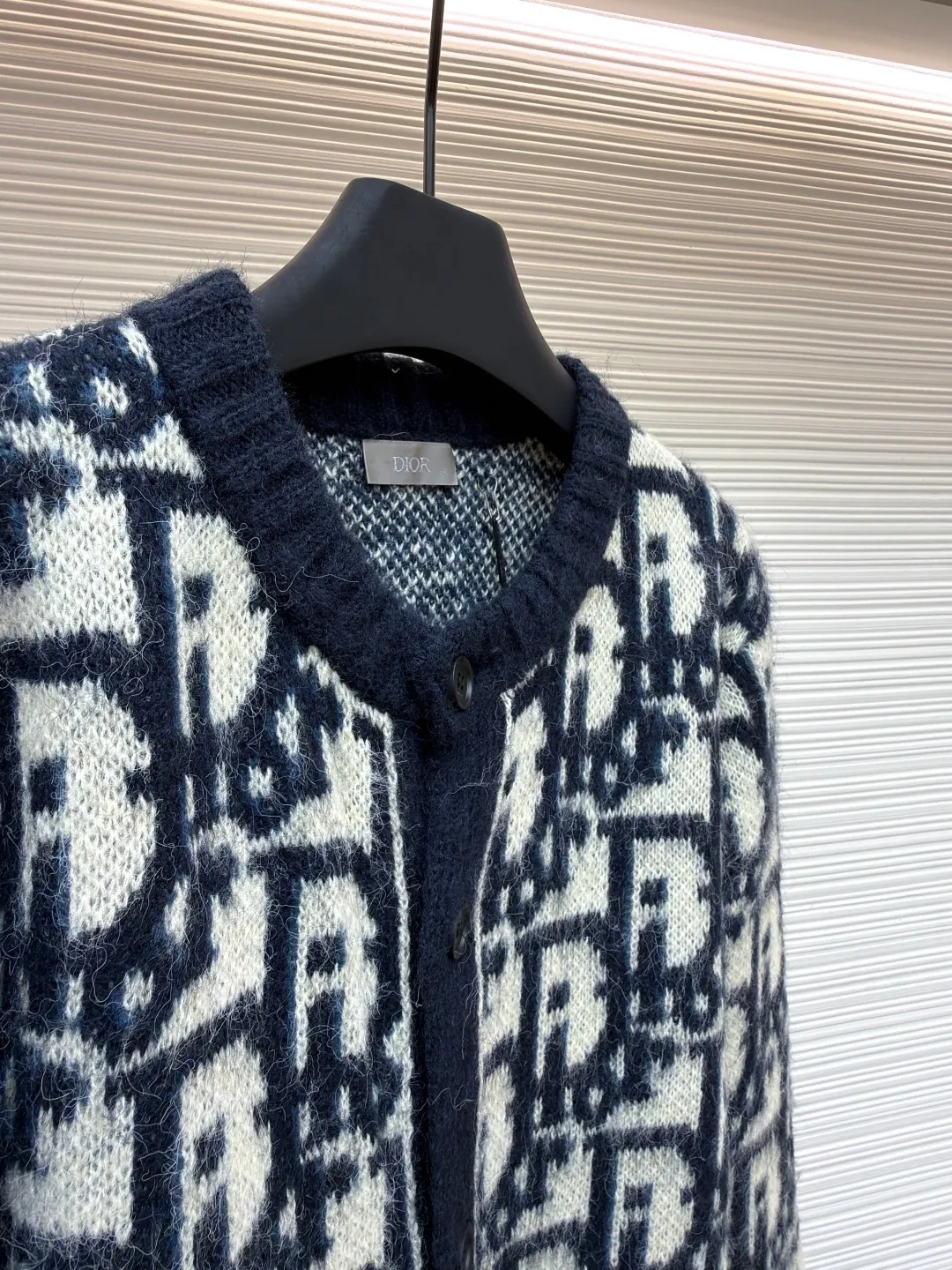 Dior mohair knitted cardigan ●Original version: Purchased and developed at 17989 ●Item number: 1681345-B60 ●Fabric: mohair fabric ●Technology: Knitted production ●Color: black and white ●Type: Fitted version ●Weight: about 705 grams ●Size: S-M-L-XL ●Description: This cardigan is made of mohair blended fabric, which is soft to the touch and has a fluffy texture. The brand's classic letter jacquard is displayed all over the body, which is realized through two-color knitting technology. The pattern texture is clear and three-dimensional, and the colors are distinct. The round neck design is processed by ribbing edge processing, and the neckline is stiff and not easy to deform; the placket is equipped with retro metal buttons, the color is old and echoes the overall style. The ribs on the cuffs and hem are made of high-elastic knitting technology to ensure good fit and resilience. The overall cut is a loose fit, and the splicing of the body uses seamless weaving technology to avoid exposed threads and improve wearing comfort. From jacquard craftsmanship to detail processing, every step reflects the exquisite control of luxury knitwear. It is a fusion of the brand's classic elements and high-end knitting craftsmanship. The overall wiring is straight and delicate, the fabric is comfortable and soft, and the color is consistent without color difference. It can be matched with the same style to create a fashionable look and control various occasions. Customized accessories, complete with three standards, same style for men and women!