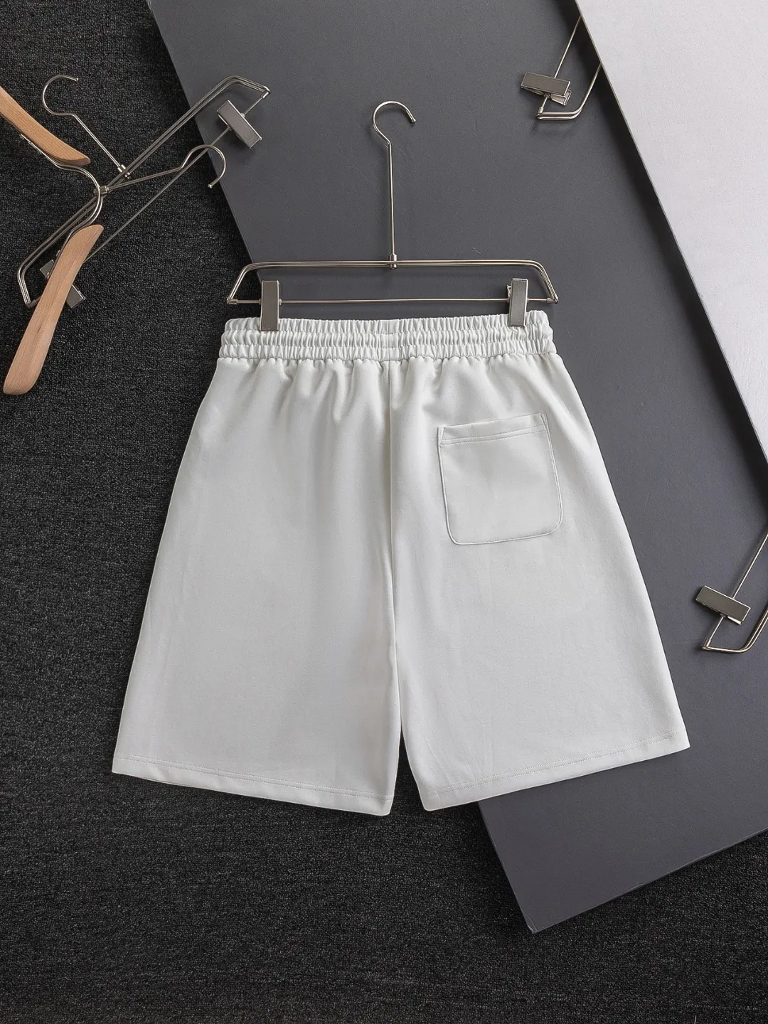🅿️210 Dior CD micro wide version S-XL CD 25SS New product official website for sale at the same time Simple CD letter shorts on the front 🪡 Embroidered logo pattern Back pocket As the leader in the luxury world, the D family is well-deserved. The first thing that catches the eye is the loose and comfortable black and white solid color version of the piece we are going to talk about today~ Ribbed shorts have become the best modification of its version, and the D family has the upper and lower body LOGOs listed on the chest, and the unique letter logo patch embroidery design highlights the texture! The most traditional modification method combined with the simplest color scale contrast forms the strongest and direct contrast, and this is often the most concise and clear minimalist modification method~~A nostalgic classic atmosphere also spreads in this work inadvertently! ! Featuring a distinctive 47 logo patch embroidery on the front, a unique tribute to Dior's historic year! Coupled with the blessing of cotton material, both the upper body comfort and the existence are unparalleled. It can be said to be a must-have companion in summer. The excellent breathability and comfortable wearing feeling are unparalleled~ Recommended! ! Color: Black White Two-tone Size: S-XL Size chart: S: Seat circumference 58-Waist circumference 54-Pant length 43.5 M: Seat circumference 60-Waist circumference 56.5-Pant length 45 L: Seat circumference 62-Waist circumference 59-Pant length 46.5 XL: Seat circumference 64-Waist circumference 61.5-Pant length 48