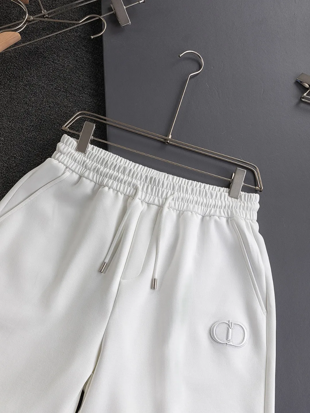 🅿️210 Dior CD micro wide version S-XL CD 25SS New product official website for sale at the same time Simple CD letter shorts on the front 🪡 Embroidered logo pattern Back pocket As the leader in the luxury world, the D family is well-deserved. The first thing that catches the eye is the loose and comfortable black and white solid color version of the piece we are going to talk about today~ Ribbed shorts have become the best modification of its version, and the D family has the upper and lower body LOGOs listed on the chest, and the unique letter logo patch embroidery design highlights the texture! The most traditional modification method combined with the simplest color scale contrast forms the strongest and direct contrast, and this is often the most concise and clear minimalist modification method~~A nostalgic classic atmosphere also spreads in this work inadvertently! ! Featuring a distinctive 47 logo patch embroidery on the front, a unique tribute to Dior's historic year! Coupled with the blessing of cotton material, both the upper body comfort and the existence are unparalleled. It can be said to be a must-have companion in summer. The excellent breathability and comfortable wearing feeling are unparalleled~ Recommended! ! Color: Black White Two-tone Size: S-XL Size chart: S: Seat circumference 58-Waist circumference 54-Pant length 43.5 M: Seat circumference 60-Waist circumference 56.5-Pant length 45 L: Seat circumference 62-Waist circumference 59-Pant length 46.5 XL: Seat circumference 64-Waist circumference 61.5-Pant length 48