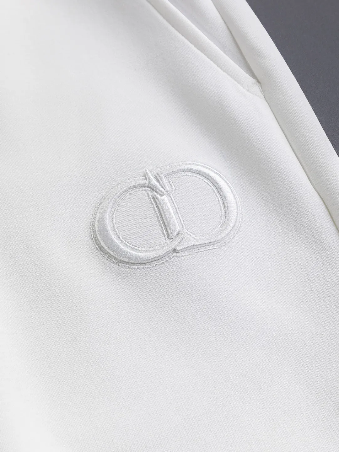 🅿️210 Dior CD micro wide version S-XL CD 25SS New product official website for sale at the same time Simple CD letter shorts on the front 🪡 Embroidered logo pattern Back pocket As the leader in the luxury world, the D family is well-deserved. The first thing that catches the eye is the loose and comfortable black and white solid color version of the piece we are going to talk about today~ Ribbed shorts have become the best modification of its version, and the D family has the upper and lower body LOGOs listed on the chest, and the unique letter logo patch embroidery design highlights the texture! The most traditional modification method combined with the simplest color scale contrast forms the strongest and direct contrast, and this is often the most concise and clear minimalist modification method~~A nostalgic classic atmosphere also spreads in this work inadvertently! ! Featuring a distinctive 47 logo patch embroidery on the front, a unique tribute to Dior's historic year! Coupled with the blessing of cotton material, both the upper body comfort and the existence are unparalleled. It can be said to be a must-have companion in summer. The excellent breathability and comfortable wearing feeling are unparalleled~ Recommended! ! Color: Black White Two-tone Size: S-XL Size chart: S: Seat circumference 58-Waist circumference 54-Pant length 43.5 M: Seat circumference 60-Waist circumference 56.5-Pant length 45 L: Seat circumference 62-Waist circumference 59-Pant length 46.5 XL: Seat circumference 64-Waist circumference 61.5-Pant length 48