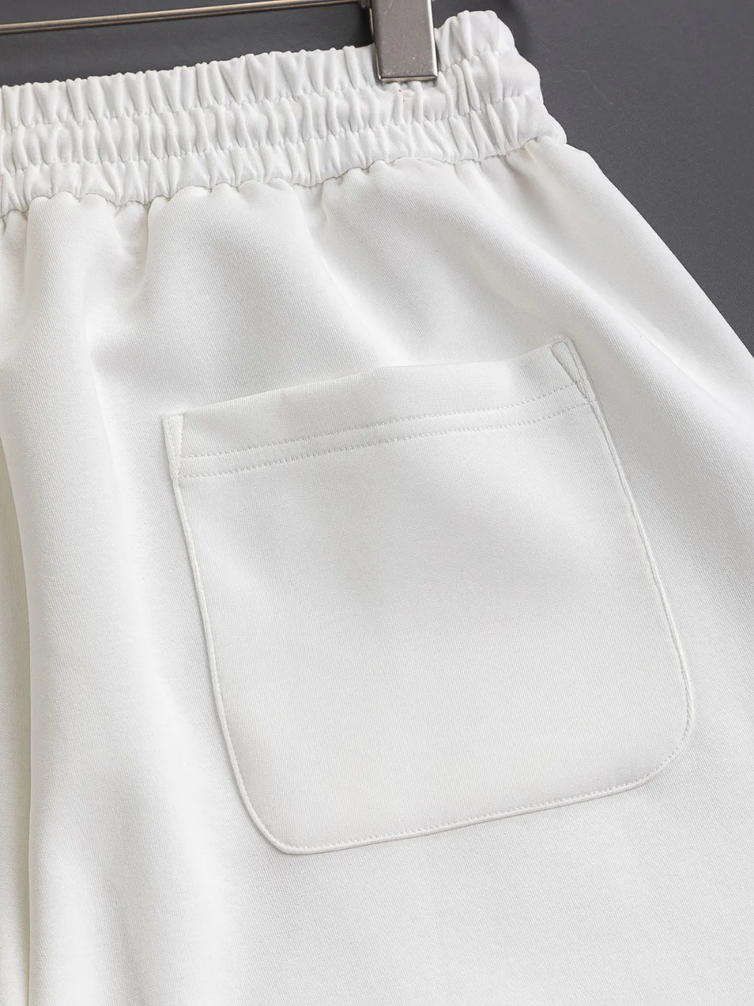 🅿️210 Dior CD micro wide version S-XL CD 25SS New product official website for sale at the same time Simple CD letter shorts on the front 🪡 Embroidered logo pattern Back pocket As the leader in the luxury world, the D family is well-deserved. The first thing that catches the eye is the loose and comfortable black and white solid color version of the piece we are going to talk about today~ Ribbed shorts have become the best modification of its version, and the D family has the upper and lower body LOGOs listed on the chest, and the unique letter logo patch embroidery design highlights the texture! The most traditional modification method combined with the simplest color scale contrast forms the strongest and direct contrast, and this is often the most concise and clear minimalist modification method~~A nostalgic classic atmosphere also spreads in this work inadvertently! ! Featuring a distinctive 47 logo patch embroidery on the front, a unique tribute to Dior's historic year! Coupled with the blessing of cotton material, both the upper body comfort and the existence are unparalleled. It can be said to be a must-have companion in summer. The excellent breathability and comfortable wearing feeling are unparalleled~ Recommended! ! Color: Black White Two-tone Size: S-XL Size chart: S: Seat circumference 58-Waist circumference 54-Pant length 43.5 M: Seat circumference 60-Waist circumference 56.5-Pant length 45 L: Seat circumference 62-Waist circumference 59-Pant length 46.5 XL: Seat circumference 64-Waist circumference 61.5-Pant length 48