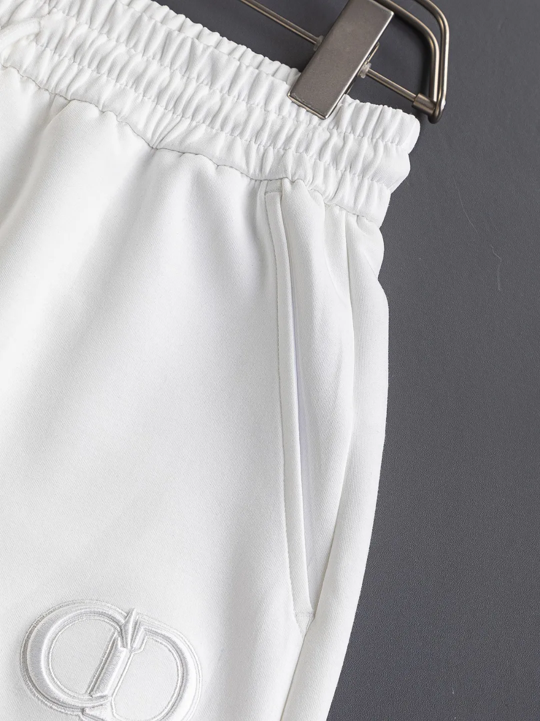 🅿️210 Dior CD micro wide version S-XL CD 25SS New product official website for sale at the same time Simple CD letter shorts on the front 🪡 Embroidered logo pattern Back pocket As the leader in the luxury world, the D family is well-deserved. The first thing that catches the eye is the loose and comfortable black and white solid color version of the piece we are going to talk about today~ Ribbed shorts have become the best modification of its version, and the D family has the upper and lower body LOGOs listed on the chest, and the unique letter logo patch embroidery design highlights the texture! The most traditional modification method combined with the simplest color scale contrast forms the strongest and direct contrast, and this is often the most concise and clear minimalist modification method~~A nostalgic classic atmosphere also spreads in this work inadvertently! ! Featuring a distinctive 47 logo patch embroidery on the front, a unique tribute to Dior's historic year! Coupled with the blessing of cotton material, both the upper body comfort and the existence are unparalleled. It can be said to be a must-have companion in summer. The excellent breathability and comfortable wearing feeling are unparalleled~ Recommended! ! Color: Black White Two-tone Size: S-XL Size chart: S: Seat circumference 58-Waist circumference 54-Pant length 43.5 M: Seat circumference 60-Waist circumference 56.5-Pant length 45 L: Seat circumference 62-Waist circumference 59-Pant length 46.5 XL: Seat circumference 64-Waist circumference 61.5-Pant length 48