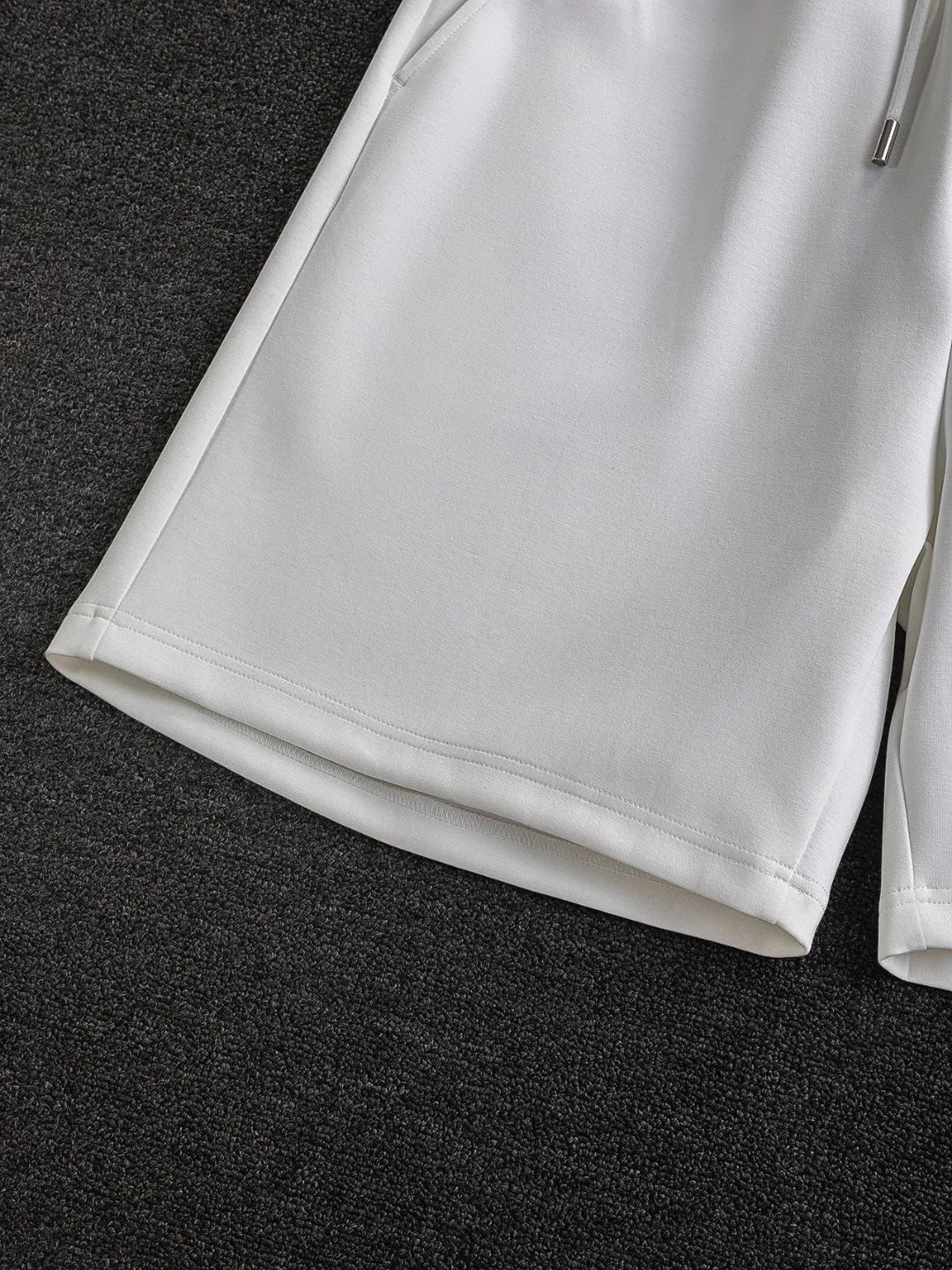 🅿️210 Dior CD micro wide version S-XL CD 25SS New product official website for sale at the same time Simple CD letter shorts on the front 🪡 Embroidered logo pattern Back pocket As the leader in the luxury world, the D family is well-deserved. The first thing that catches the eye is the loose and comfortable black and white solid color version of the piece we are going to talk about today~ Ribbed shorts have become the best modification of its version, and the D family has the upper and lower body LOGOs listed on the chest, and the unique letter logo patch embroidery design highlights the texture! The most traditional modification method combined with the simplest color scale contrast forms the strongest and direct contrast, and this is often the most concise and clear minimalist modification method~~A nostalgic classic atmosphere also spreads in this work inadvertently! ! Featuring a distinctive 47 logo patch embroidery on the front, a unique tribute to Dior's historic year! Coupled with the blessing of cotton material, both the upper body comfort and the existence are unparalleled. It can be said to be a must-have companion in summer. The excellent breathability and comfortable wearing feeling are unparalleled~ Recommended! ! Color: Black White Two-tone Size: S-XL Size chart: S: Seat circumference 58-Waist circumference 54-Pant length 43.5 M: Seat circumference 60-Waist circumference 56.5-Pant length 45 L: Seat circumference 62-Waist circumference 59-Pant length 46.5 XL: Seat circumference 64-Waist circumference 61.5-Pant length 48