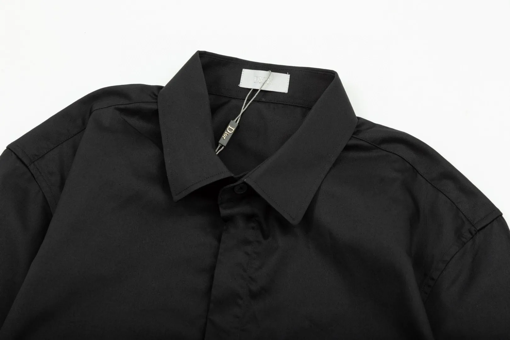 🅿️286 DIOR 🔥The most popular style is coming. Simple and versatile pocket letter logo slogan embroidered long-sleeved shirt. 2024ss official website new long-sleeved shirt, exquisite embroidered logo. High-end version, in-store customized fabric. Highly breathable and comfortable, exquisitely crafted, with impeccable detail processing. ✅Customized logo engraved buttons, complete with three labels. Brand element design concept reflects high quality. It feels delicate and soft! It presents a casual cut and the upper body shape is great! 🐉Code number: M-XXL