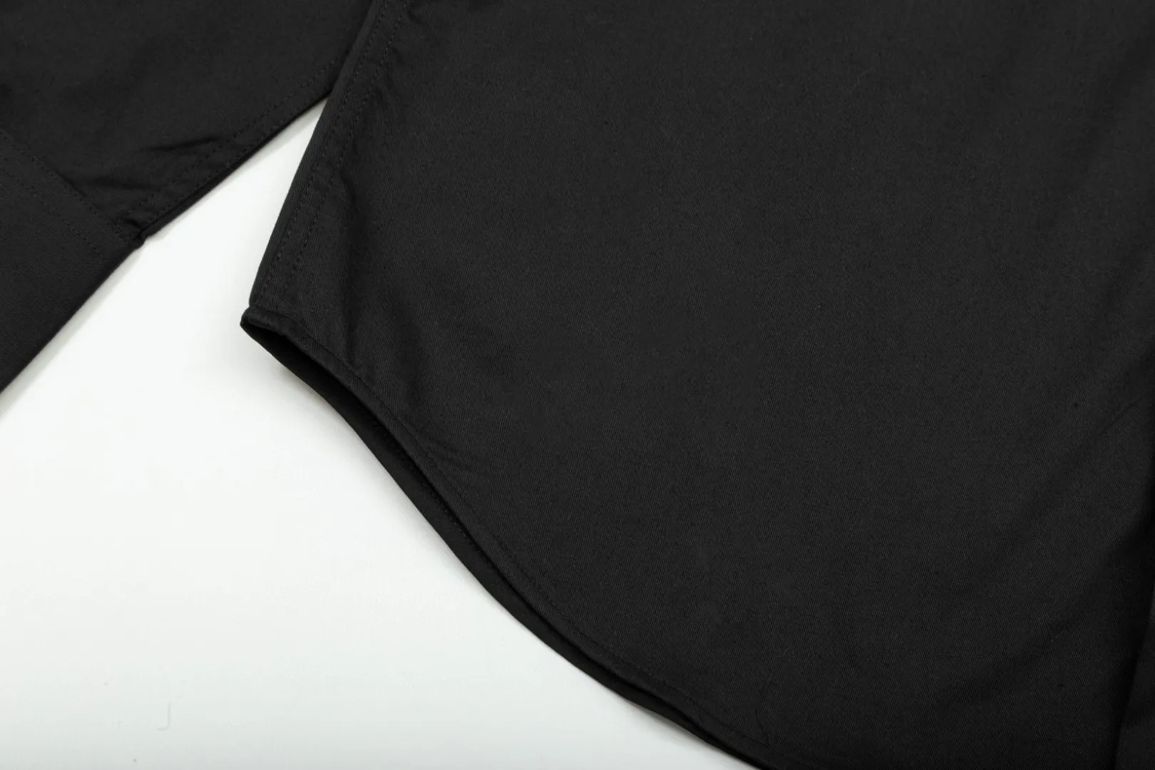 🅿️286 DIOR 🔥The most popular style is coming. Simple and versatile pocket letter logo slogan embroidered long-sleeved shirt. 2024ss official website new long-sleeved shirt, exquisite embroidered logo. High-end version, in-store customized fabric. Highly breathable and comfortable, exquisitely crafted, with impeccable detail processing. ✅Customized logo engraved buttons, complete with three labels. Brand element design concept reflects high quality. It feels delicate and soft! It presents a casual cut and the upper body shape is great! 🐉Code number: M-XXL