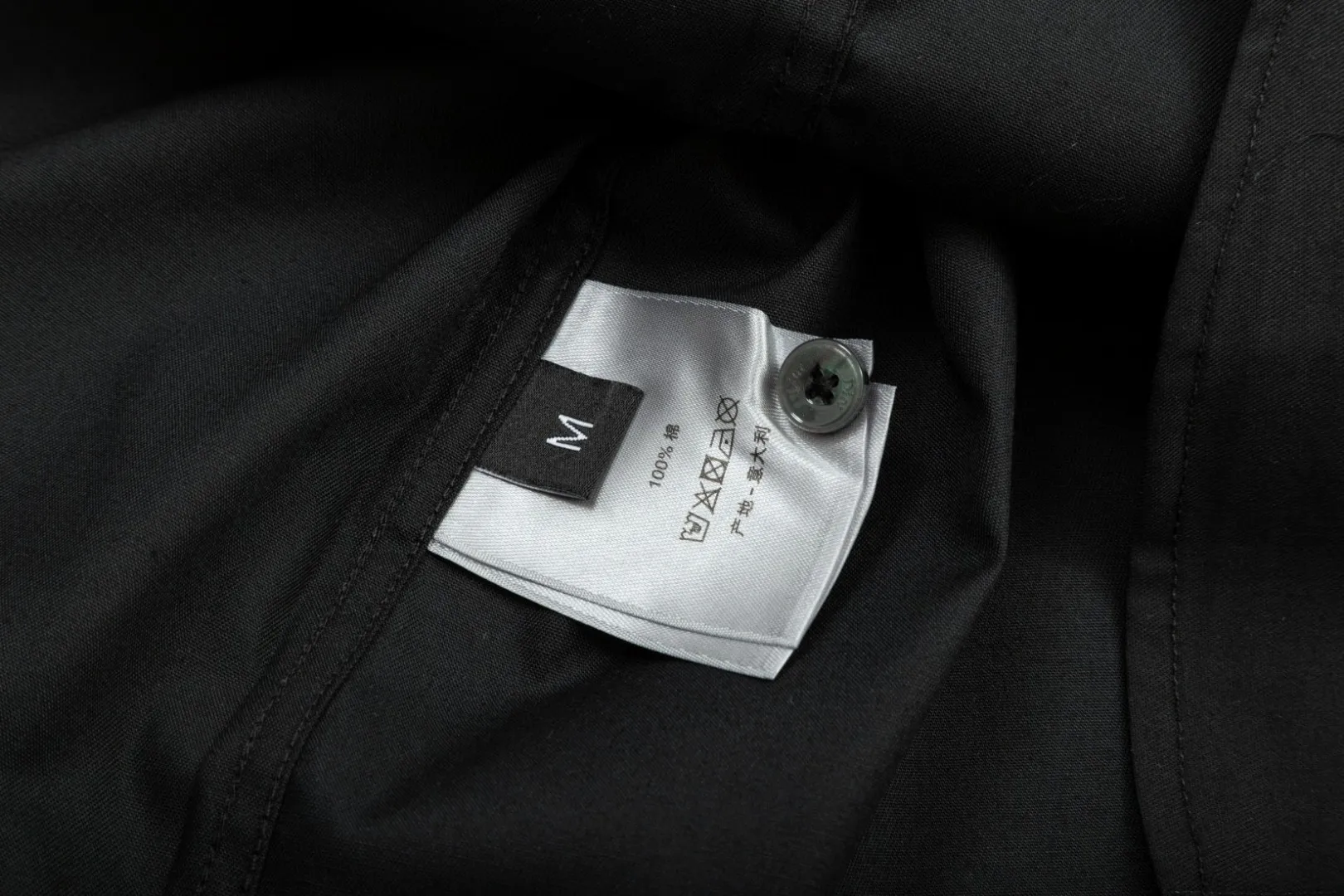 🅿️286 DIOR 🔥The most popular style is coming. Simple and versatile pocket letter logo slogan embroidered long-sleeved shirt. 2024ss official website new long-sleeved shirt, exquisite embroidered logo. High-end version, in-store customized fabric. Highly breathable and comfortable, exquisitely crafted, with impeccable detail processing. ✅Customized logo engraved buttons, complete with three labels. Brand element design concept reflects high quality. It feels delicate and soft! It presents a casual cut and the upper body shape is great! 🐉Code number: M-XXL