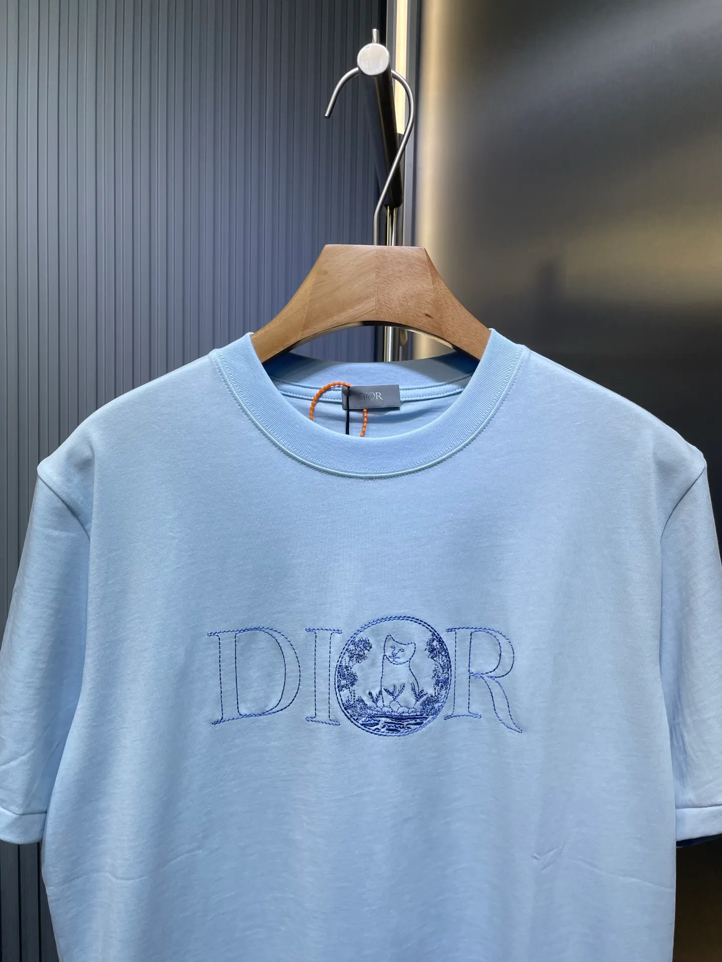 🅿️250 DIOR Dior badge letter embroidery🪡 Logo is exquisitely upgraded, the same as the official short-sleeved T-shirt. It feels very comfortable. It is in sync with the spring and summer brick cabinets. It is fashionable and individual. Super versatile and good-looking. It is very suitable for both men and women. It is a must-have for everyone. Hang tag. Collar label. Washed wheat. Complete with three standards. Color: White Blue Size: SMLXL