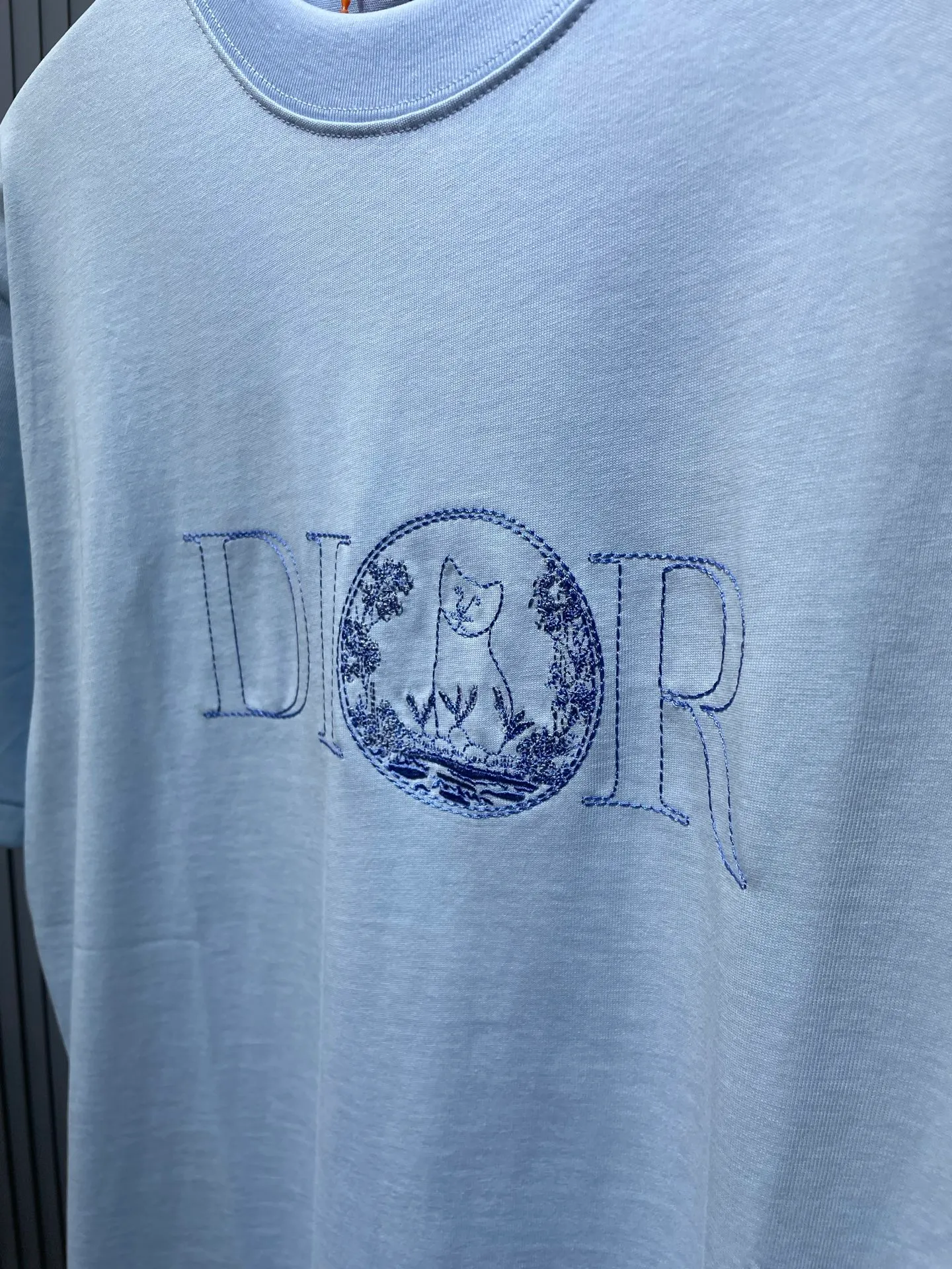 🅿️250 DIOR Dior badge letter embroidery🪡 Logo is exquisitely upgraded, the same as the official short-sleeved T-shirt. It feels very comfortable. It is in sync with the spring and summer brick cabinets. It is fashionable and individual. Super versatile and good-looking. It is very suitable for both men and women. It is a must-have for everyone. Hang tag. Collar label. Washed wheat. Complete with three standards. Color: White Blue Size: SMLXL