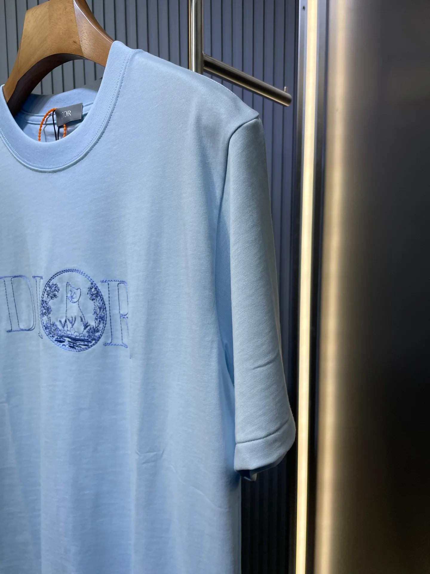 🅿️250 DIOR Dior badge letter embroidery🪡 Logo is exquisitely upgraded, the same as the official short-sleeved T-shirt. It feels very comfortable. It is in sync with the spring and summer brick cabinets. It is fashionable and individual. Super versatile and good-looking. It is very suitable for both men and women. It is a must-have for everyone. Hang tag. Collar label. Washed wheat. Complete with three standards. Color: White Blue Size: SMLXL