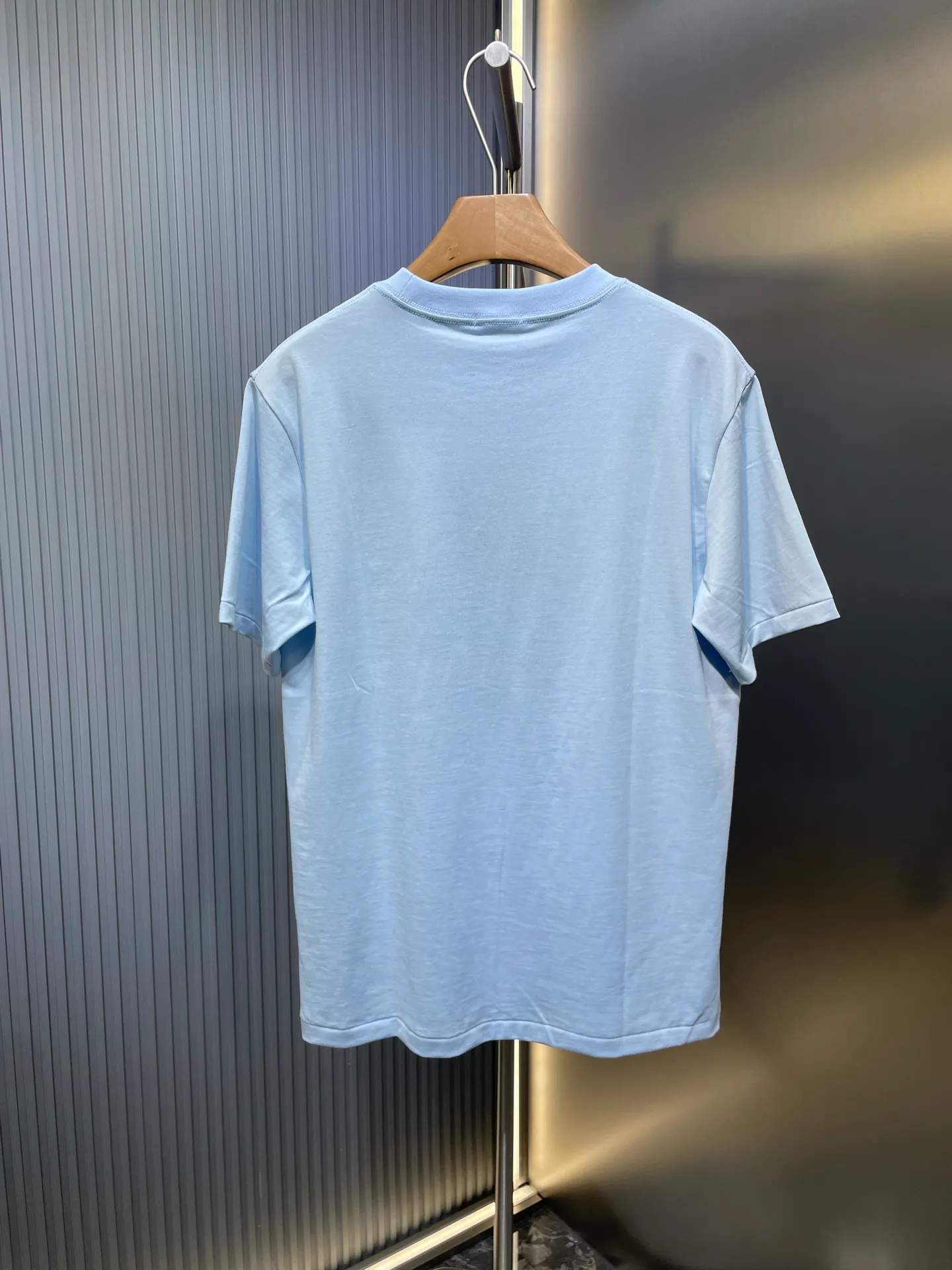🅿️250 DIOR Dior badge letter embroidery🪡 Logo is exquisitely upgraded, the same as the official short-sleeved T-shirt. It feels very comfortable. It is in sync with the spring and summer brick cabinets. It is fashionable and individual. Super versatile and good-looking. It is very suitable for both men and women. It is a must-have for everyone. Hang tag. Collar label. Washed wheat. Complete with three standards. Color: White Blue Size: SMLXL