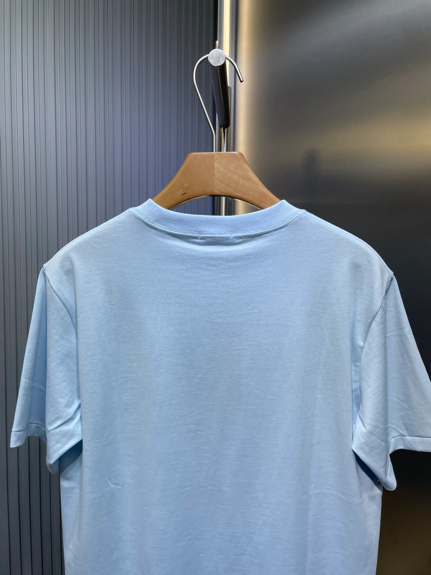 🅿️250 DIOR Dior badge letter embroidery🪡 Logo is exquisitely upgraded, the same as the official short-sleeved T-shirt. It feels very comfortable. It is in sync with the spring and summer brick cabinets. It is fashionable and individual. Super versatile and good-looking. It is very suitable for both men and women. It is a must-have for everyone. Hang tag. Collar label. Washed wheat. Complete with three standards. Color: White Blue Size: SMLXL