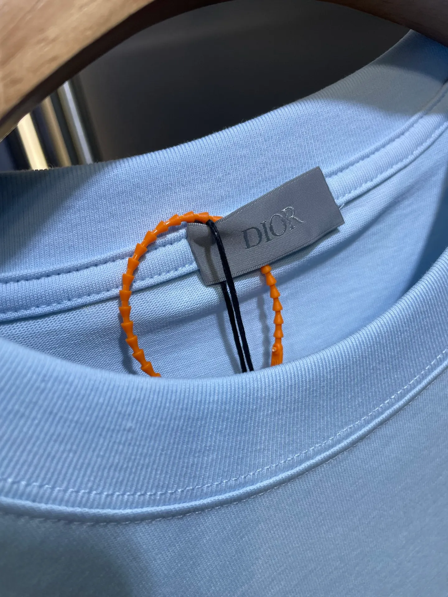 🅿️250 DIOR Dior badge letter embroidery🪡 Logo is exquisitely upgraded, the same as the official short-sleeved T-shirt. It feels very comfortable. It is in sync with the spring and summer brick cabinets. It is fashionable and individual. Super versatile and good-looking. It is very suitable for both men and women. It is a must-have for everyone. Hang tag. Collar label. Washed wheat. Complete with three standards. Color: White Blue Size: SMLXL