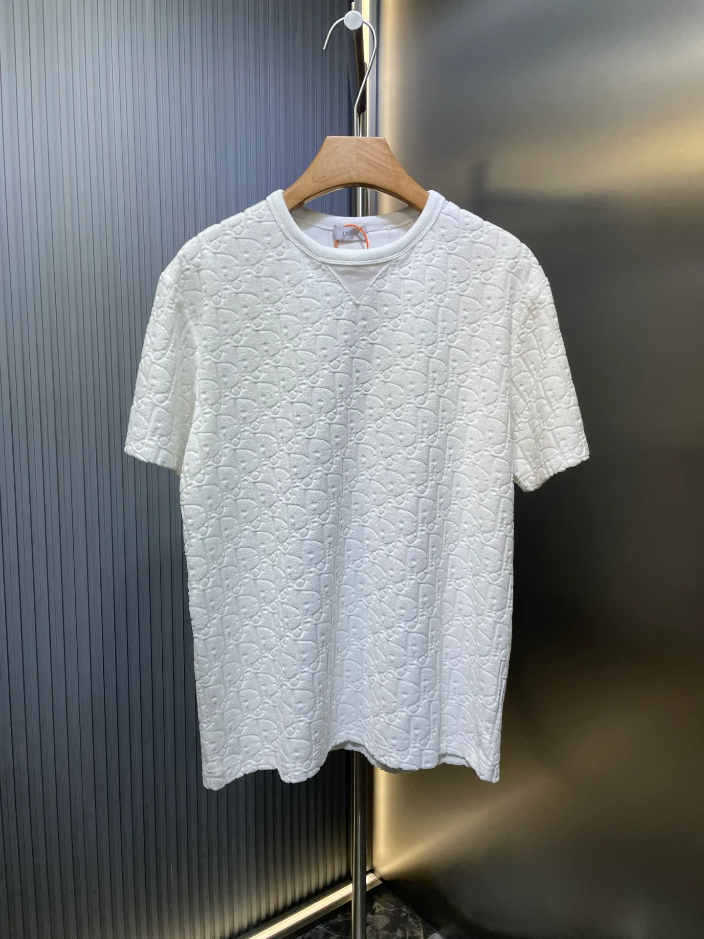 🅿️280 dior🌟【Top replica】All-over printed terry short sleeves Process description: Custom-woven and dyed pure cotton 100% jacquard material oblique presbyopic pattern fabric Weight 300g Positioning pattern Positioning tailoring Every piece is in the same position Jacquard cotton towel material Dark pattern Heavy feel The overall wiring is straight and delicate, the fabric is comfortable and soft, the color is consistent and no color difference It can be matched with the same style to create a fashionable look, and can be used in various occasions. Customized accessories, complete with three standards, same style for men and women! size：s-xl