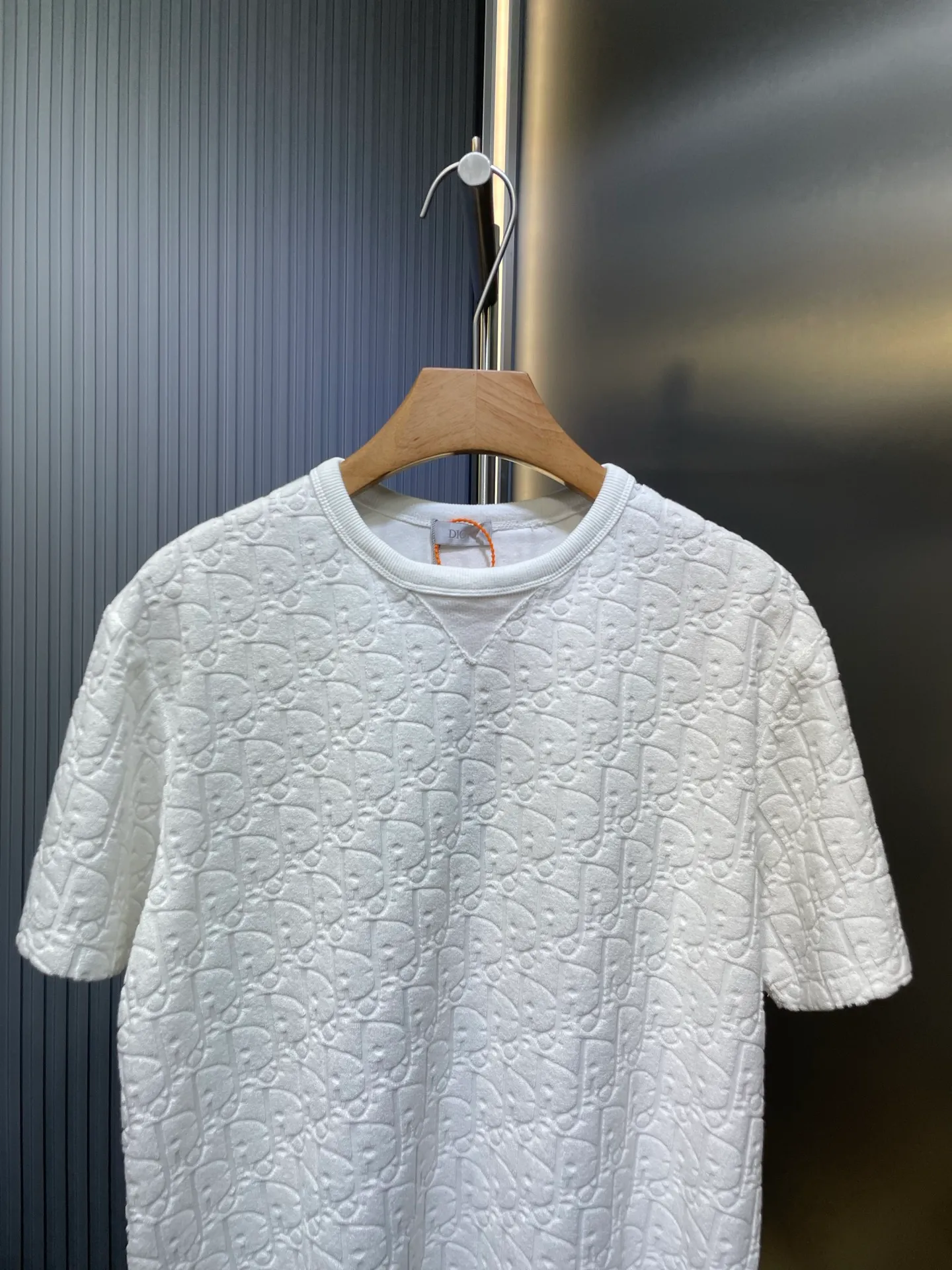 🅿️280 dior🌟【Top replica】All-over printed terry short sleeves Process description: Custom-woven and dyed pure cotton 100% jacquard material oblique presbyopic pattern fabric Weight 300g Positioning pattern Positioning tailoring Every piece is in the same position Jacquard cotton towel material Dark pattern Heavy feel The overall wiring is straight and delicate, the fabric is comfortable and soft, the color is consistent and no color difference It can be matched with the same style to create a fashionable look, and can be used in various occasions. Customized accessories, complete with three standards, same style for men and women! size：s-xl