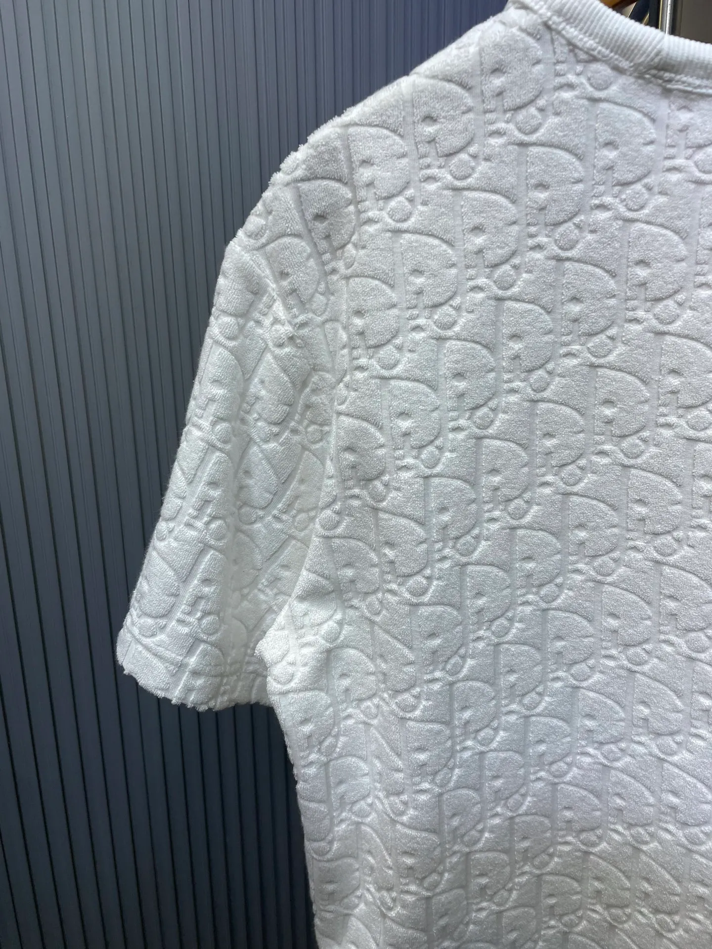 🅿️280 dior🌟【Top replica】All-over printed terry short sleeves Process description: Custom-woven and dyed pure cotton 100% jacquard material oblique presbyopic pattern fabric Weight 300g Positioning pattern Positioning tailoring Every piece is in the same position Jacquard cotton towel material Dark pattern Heavy feel The overall wiring is straight and delicate, the fabric is comfortable and soft, the color is consistent and no color difference It can be matched with the same style to create a fashionable look, and can be used in various occasions. Customized accessories, complete with three standards, same style for men and women! size：s-xl