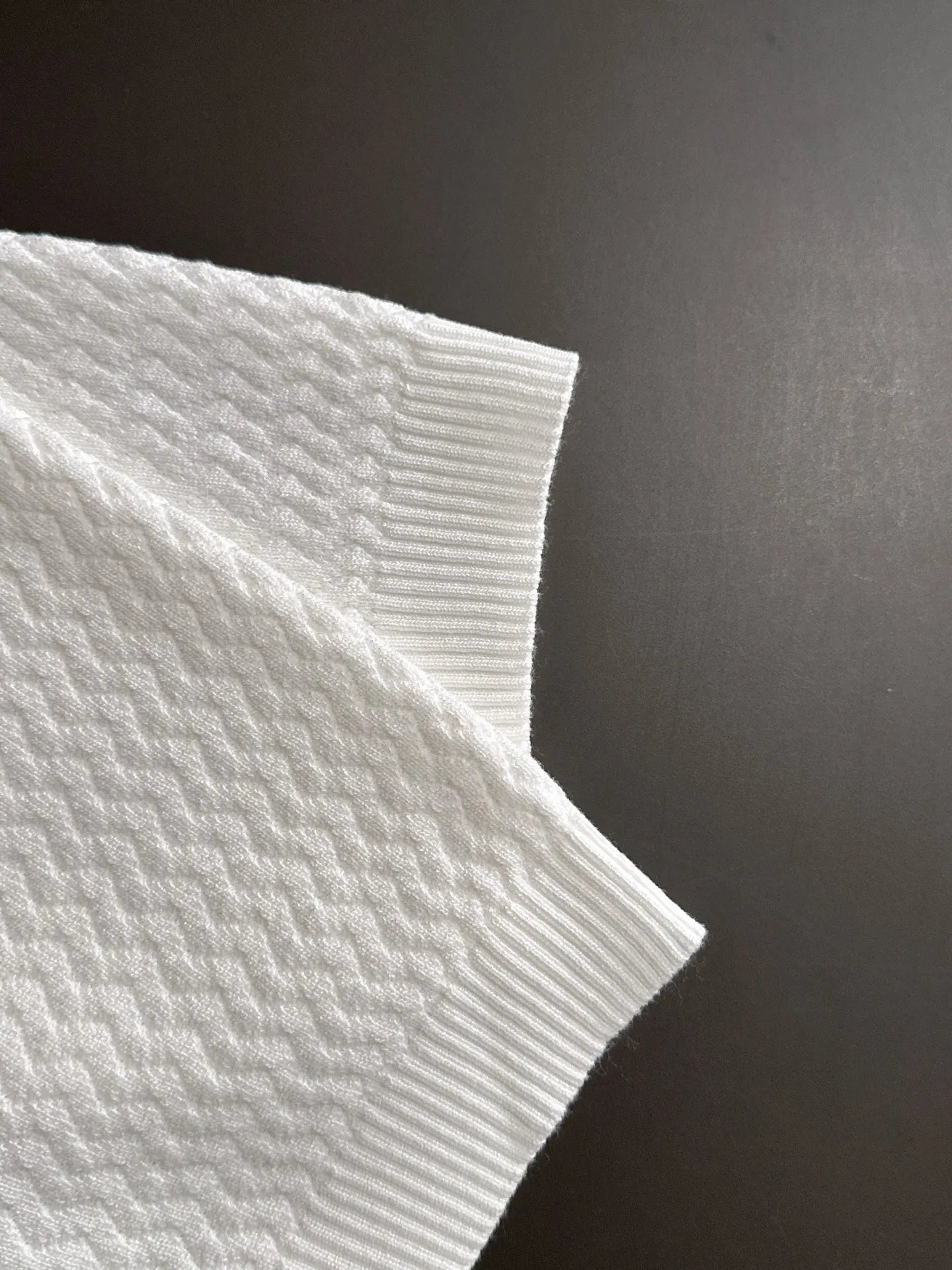 🅿️320 shipped next day. High quality Dior 2025 spring and summer new men's lapel short-sleeved T-shirt. Made of combed cotton yarn knitted cotton fabric. Pure cotton high-weight special yarn. It feels full when weighed. The upper body is also more textured than ordinary T-shirts. This texture can cope with the weather easily and is suitable for both hot and cold! The pattern on the chest adopts three-dimensional embroidery technology, and is perfectly produced stitch by stitch with reference to the original version! Loose fit design, looks noble. Size: M to XXXL