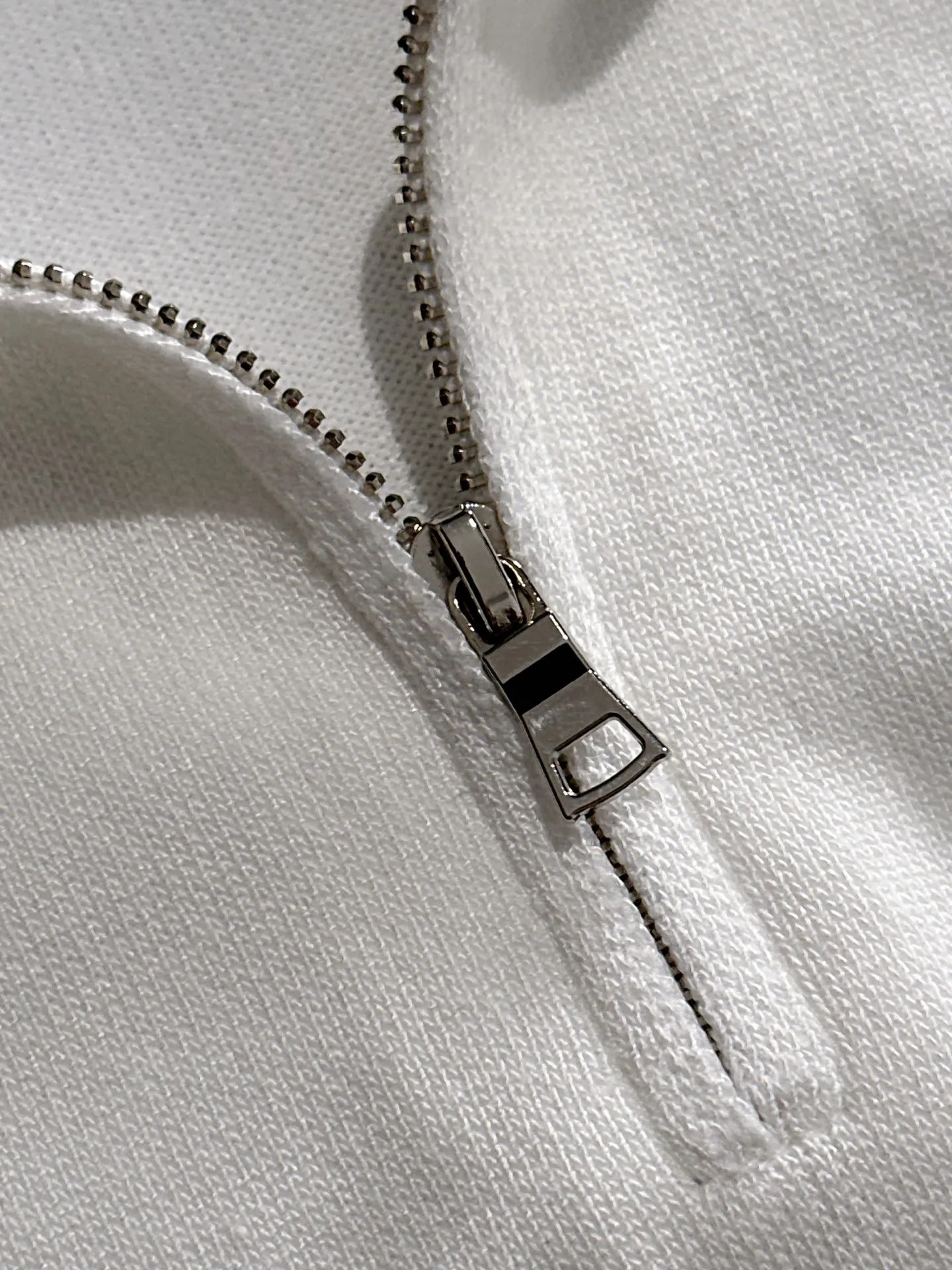 🅿️320 shipped next day. High quality Dior 2025 spring and summer new men's lapel short-sleeved T-shirt. Made of combed cotton yarn knitted cotton fabric. Pure cotton high-weight special yarn. It feels full when weighed. The upper body is also more textured than ordinary T-shirts. This texture can cope with the weather easily and is suitable for both hot and cold! The pattern on the chest adopts three-dimensional embroidery technology, and is perfectly produced stitch by stitch with reference to the original version! Loose fit design, looks noble. Size: M to XXXL