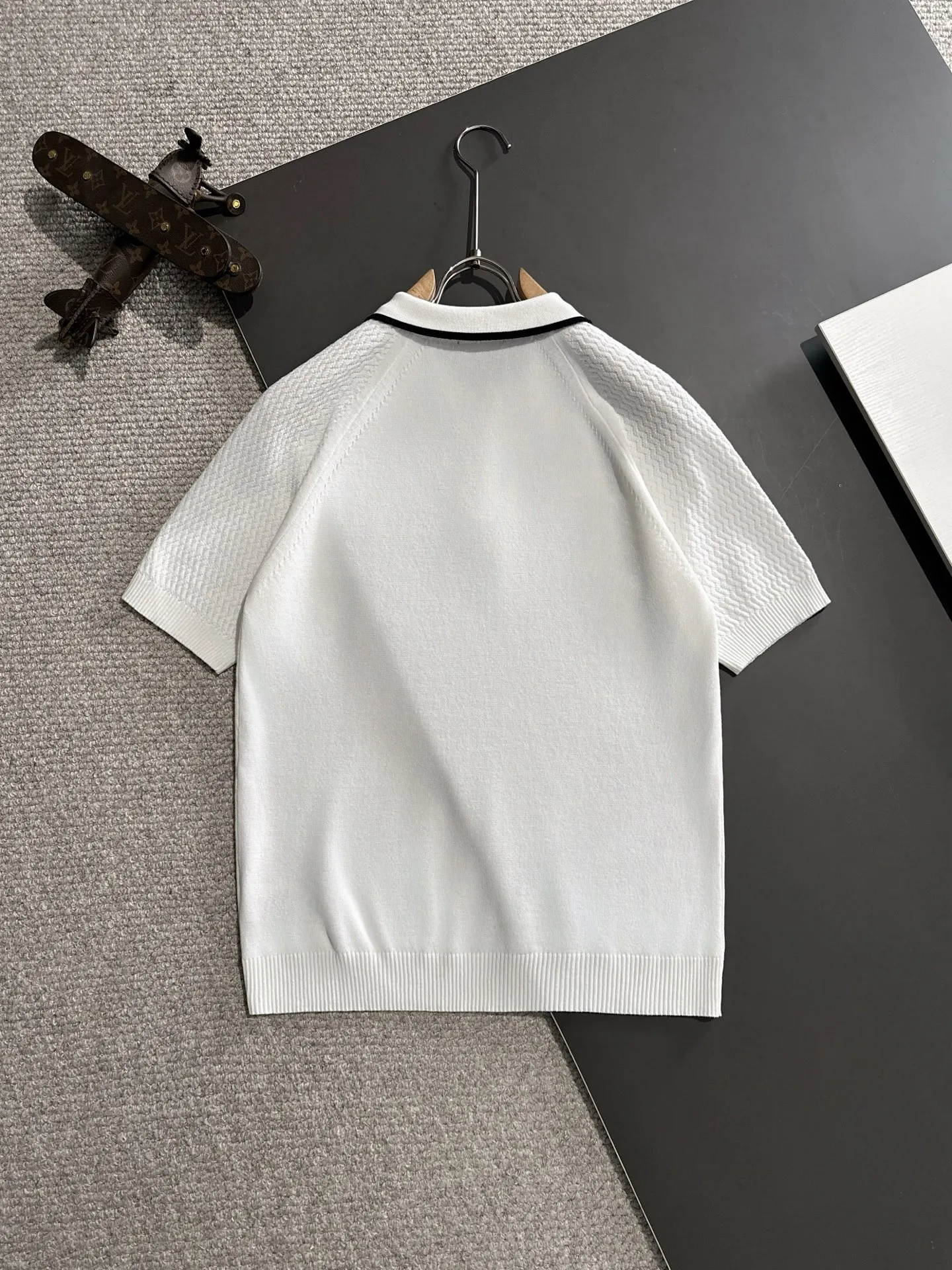 🅿️320 shipped next day. High quality Dior 2025 spring and summer new men's lapel short-sleeved T-shirt. Made of combed cotton yarn knitted cotton fabric. Pure cotton high-weight special yarn. It feels full when weighed. The upper body is also more textured than ordinary T-shirts. This texture can cope with the weather easily and is suitable for both hot and cold! The pattern on the chest adopts three-dimensional embroidery technology, and is perfectly produced stitch by stitch with reference to the original version! Loose fit design, looks noble. Size: M to XXXL