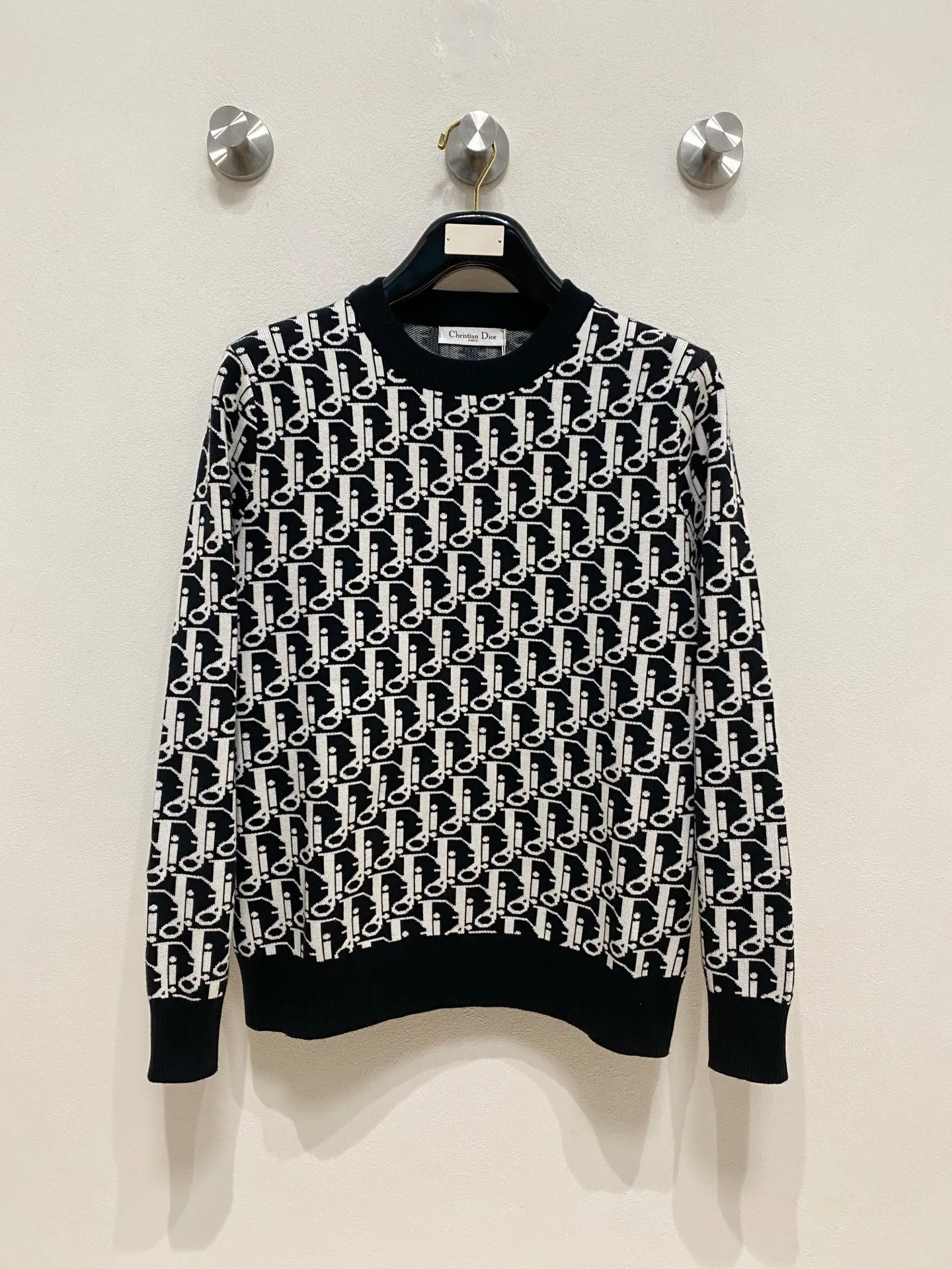 🅿️440 Dior 2025 new wool blended round neck long-sleeved sweater cardigan bottoming sweater, high-end version! The custom-made fabrics at the counter are highly breathable and comfortable, with impeccable details and brand element design concepts, reflecting high quality. It feels delicate and soft! It presents a casual cut and the upper body shape is great! 🐉Code size: M-3XL