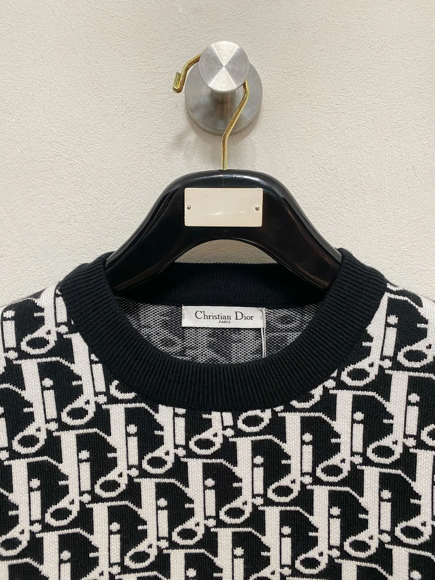🅿️440 Dior 2025 new wool blended round neck long-sleeved sweater cardigan bottoming sweater, high-end version! The custom-made fabrics at the counter are highly breathable and comfortable, with impeccable details and brand element design concepts, reflecting high quality. It feels delicate and soft! It presents a casual cut and the upper body shape is great! 🐉Code size: M-3XL