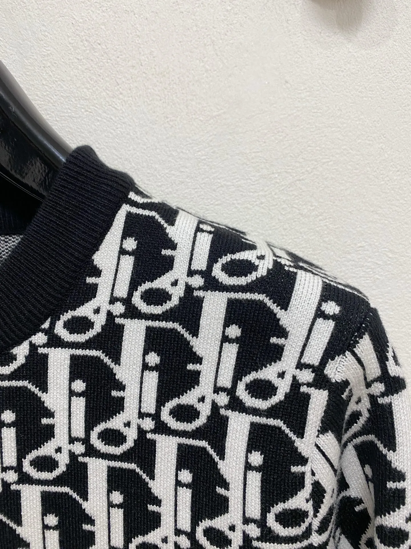 🅿️440 Dior 2025 new wool blended round neck long-sleeved sweater cardigan bottoming sweater, high-end version! The custom-made fabrics at the counter are highly breathable and comfortable, with impeccable details and brand element design concepts, reflecting high quality. It feels delicate and soft! It presents a casual cut and the upper body shape is great! 🐉Code size: M-3XL