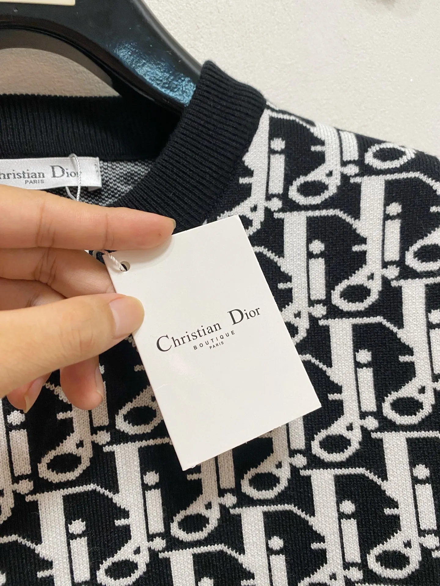 🅿️440 Dior 2025 new wool blended round neck long-sleeved sweater cardigan bottoming sweater, high-end version! The custom-made fabrics at the counter are highly breathable and comfortable, with impeccable details and brand element design concepts, reflecting high quality. It feels delicate and soft! It presents a casual cut and the upper body shape is great! 🐉Code size: M-3XL