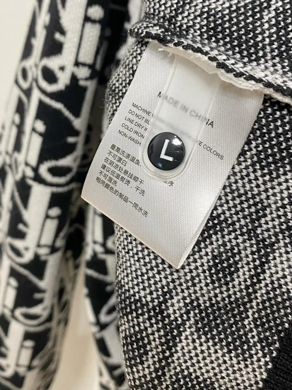 🅿️440 Dior 2025 new wool blended round neck long-sleeved sweater cardigan bottoming sweater, high-end version! The custom-made fabrics at the counter are highly breathable and comfortable, with impeccable details and brand element design concepts, reflecting high quality. It feels delicate and soft! It presents a casual cut and the upper body shape is great! 🐉Code size: M-3XL
