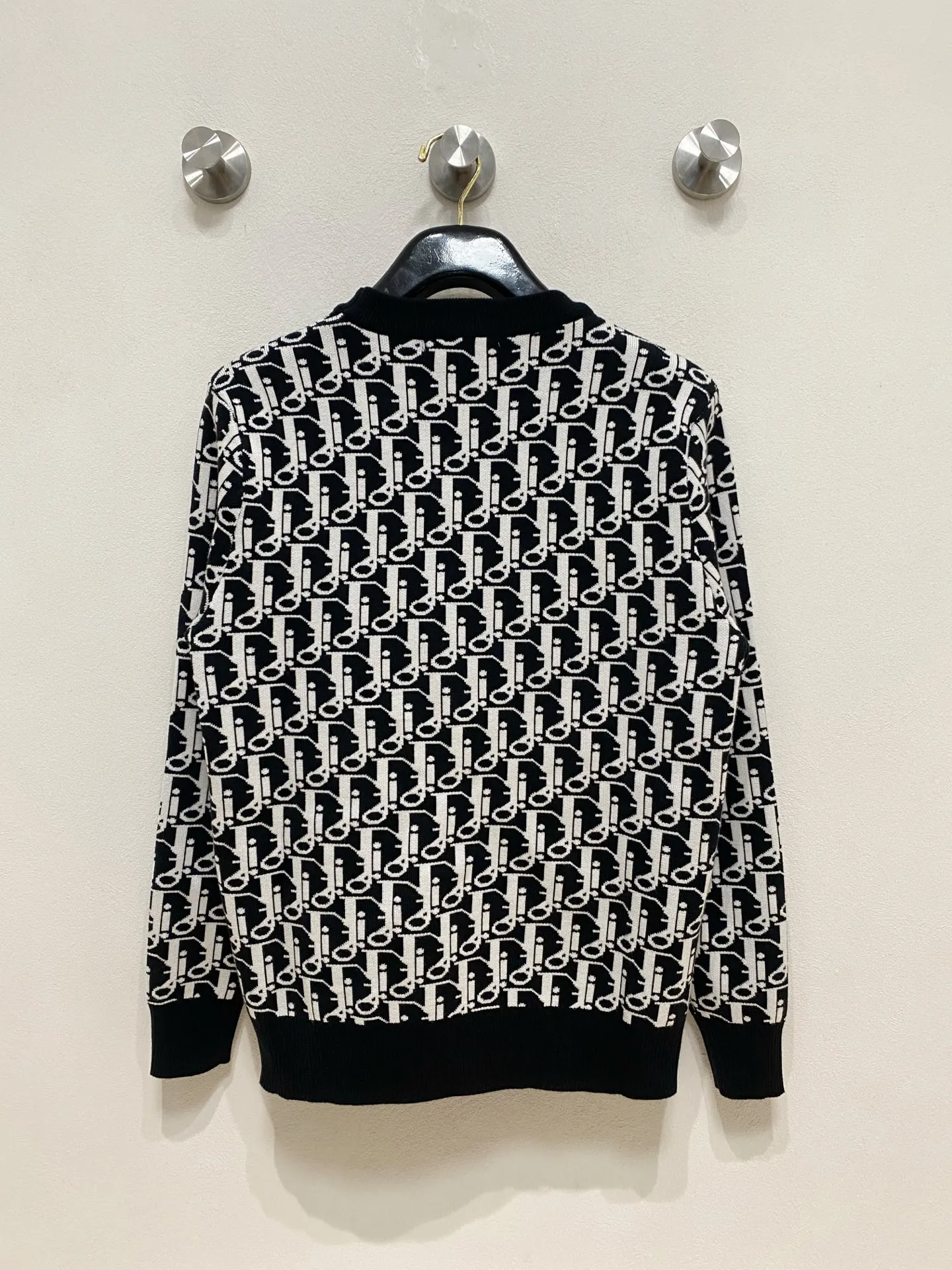 🅿️440 Dior 2025 new wool blended round neck long-sleeved sweater cardigan bottoming sweater, high-end version! The custom-made fabrics at the counter are highly breathable and comfortable, with impeccable details and brand element design concepts, reflecting high quality. It feels delicate and soft! It presents a casual cut and the upper body shape is great! 🐉Code size: M-3XL