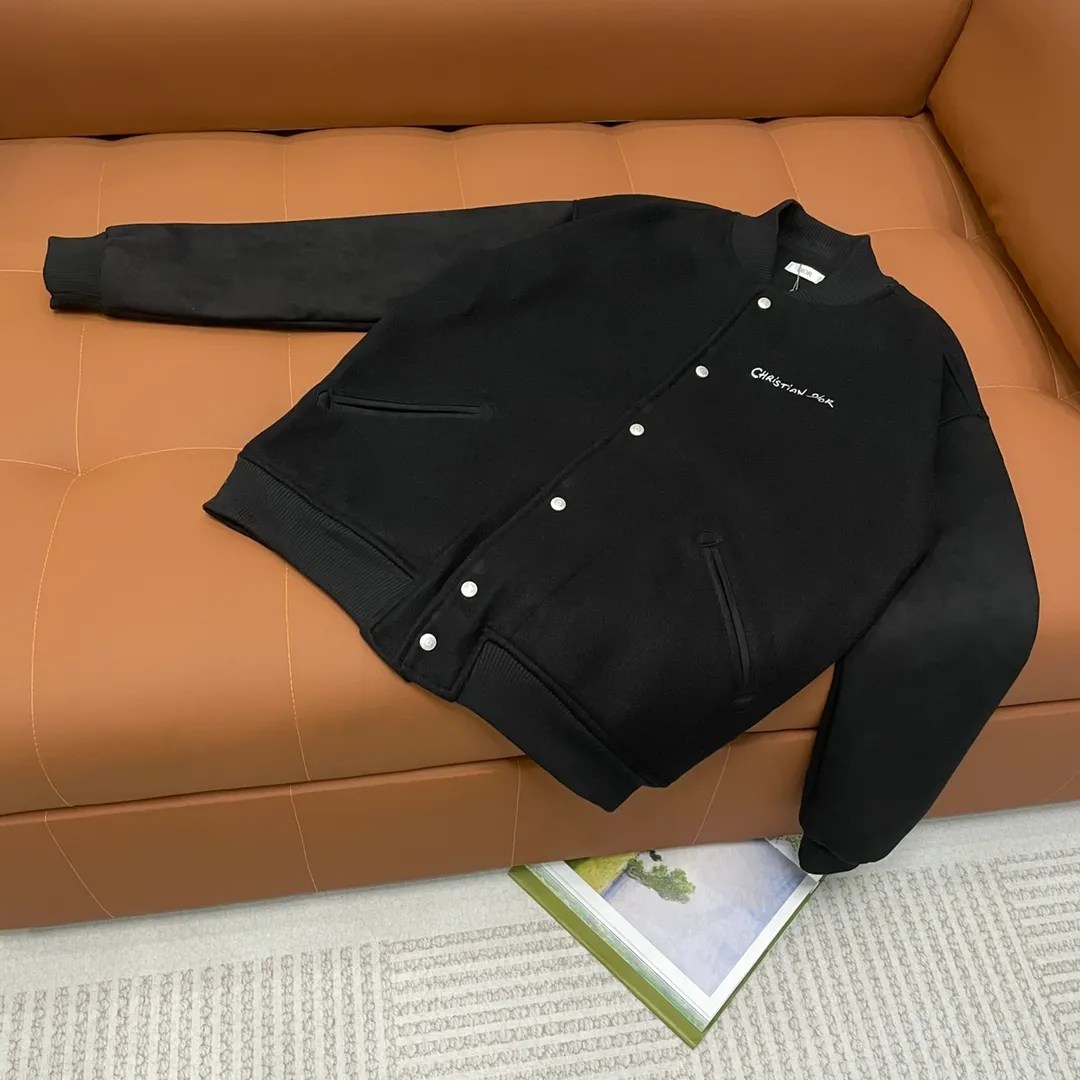 🅿️410 Dior➡️Dior 2025ss runway style baseball uniform jacket. I ordered the original model and it took a month to finally ship. I love it so much. The upper body is really handsome. A blogger on Douyin said that LV's new products this year will become the future trend. If you look through street photos, you will find that celebrities regard it as a collectible jacket, a must-have item for men and women who want light luxury for commuting. Developing the highest version on the entire network, it took 1 month to customize and the cost was extremely high. The German imported flat-machine made custom-woven wool jacquard threads, using the first layer of imported lambskin. The pleated texture is unparalleled. It is hand-cut and meticulously crafted. The stitching position is very technical. Whether the whole garment is good or not depends on this position. Top-notch workmanship and details can stand the test. A full set of customized accessories, the letters are clear and perfectly restored without any difference. High-end atmosphere and full grade! The entire dress is exclusively customized with heavy craftsmanship. The towel patch embroidery is perfectly combined with craft embroidery and precise stitching! Absolute craftsmanship quality! Size: M L XL XXL