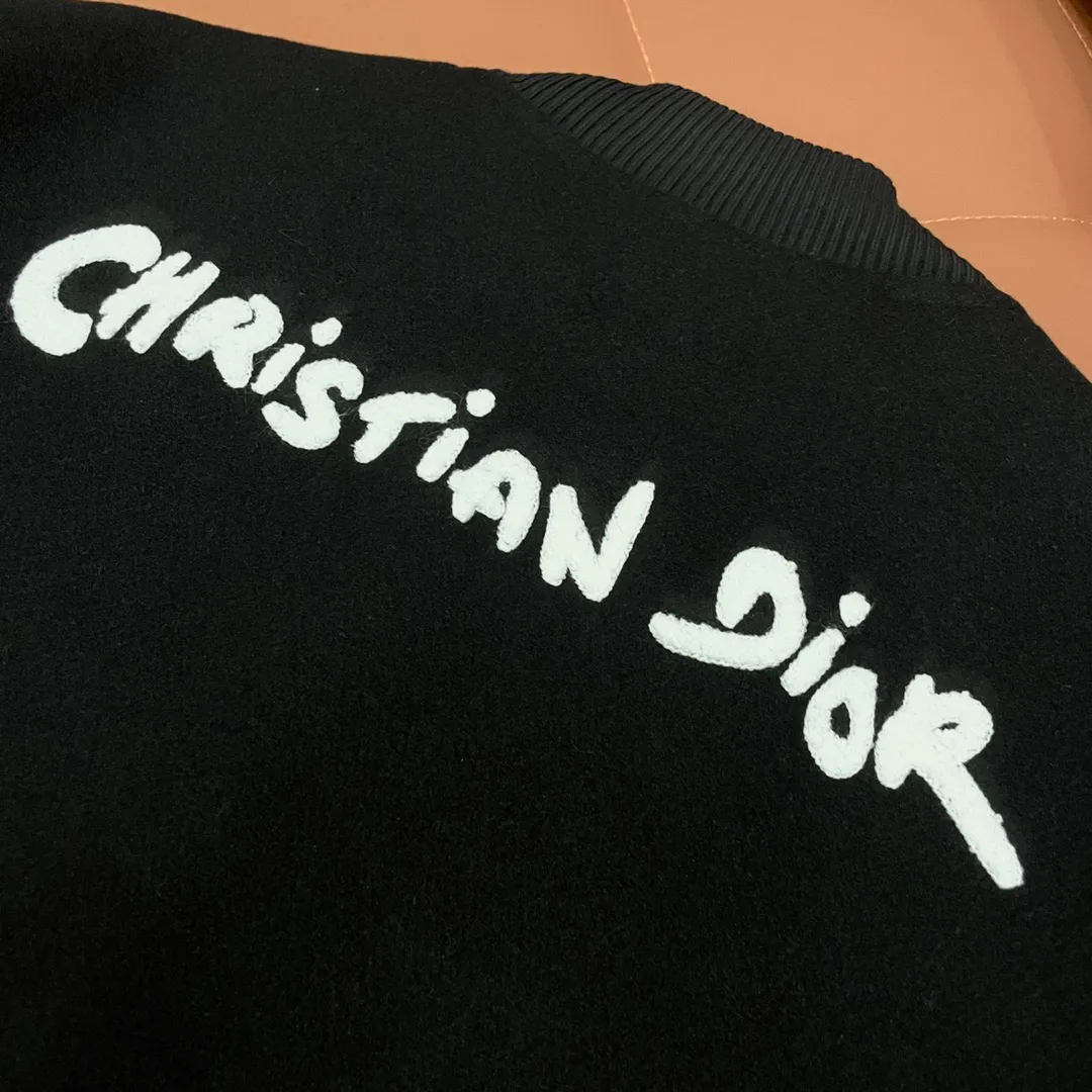 🅿️410 Dior➡️Dior 2025ss runway style baseball uniform jacket. I ordered the original model and it took a month to finally ship. I love it so much. The upper body is really handsome. A blogger on Douyin said that LV's new products this year will become the future trend. If you look through street photos, you will find that celebrities regard it as a collectible jacket, a must-have item for men and women who want light luxury for commuting. Developing the highest version on the entire network, it took 1 month to customize and the cost was extremely high. The German imported flat-machine made custom-woven wool jacquard threads, using the first layer of imported lambskin. The pleated texture is unparalleled. It is hand-cut and meticulously crafted. The stitching position is very technical. Whether the whole garment is good or not depends on this position. Top-notch workmanship and details can stand the test. A full set of customized accessories, the letters are clear and perfectly restored without any difference. High-end atmosphere and full grade! The entire dress is exclusively customized with heavy craftsmanship. The towel patch embroidery is perfectly combined with craft embroidery and precise stitching! Absolute craftsmanship quality! Size: M L XL XXL