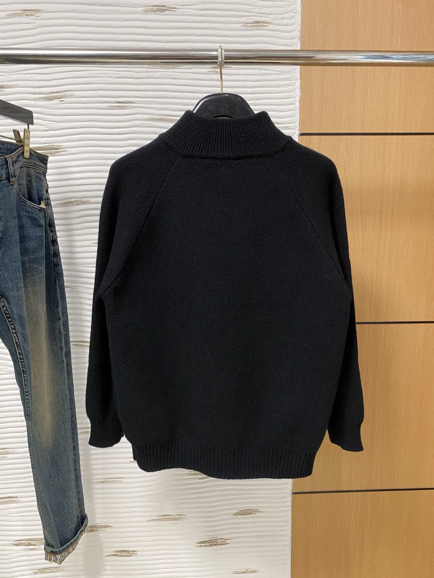 🅿️540 【DIOR】Autumn and winter classic cardigan sweater, in full condition! ! ! Wool blended fabric, the latest model in 2025, golden ratio! ! Slim-fitting soft gold, versatile and practical item, the combination and practicality are extremely powerful, simple and elegant, and classy! To create your own style, it is highly recommended to buy it in two colors. The standard slim fit tailoring process is suitable for both young and old men. It is knitted from wool and will not cause any discomfort! While keeping warm, it is stylish, textured and wearable, and the classic logo with contrasting colors on the chest feels in place! ! Recommended for regular customers! ! Size M-3XL (maximum wear: 190 pounds)
