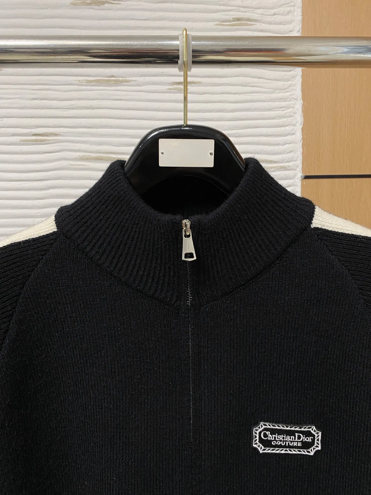 🅿️540 【DIOR】Autumn and winter classic cardigan sweater, in full condition! ! ! Wool blended fabric, the latest model in 2025, golden ratio! ! Slim-fitting soft gold, versatile and practical item, the combination and practicality are extremely powerful, simple and elegant, and classy! To create your own style, it is highly recommended to buy it in two colors. The standard slim fit tailoring process is suitable for both young and old men. It is knitted from wool and will not cause any discomfort! While keeping warm, it is stylish, textured and wearable, and the classic logo with contrasting colors on the chest feels in place! ! Recommended for regular customers! ! Size M-3XL (maximum wear: 190 pounds)