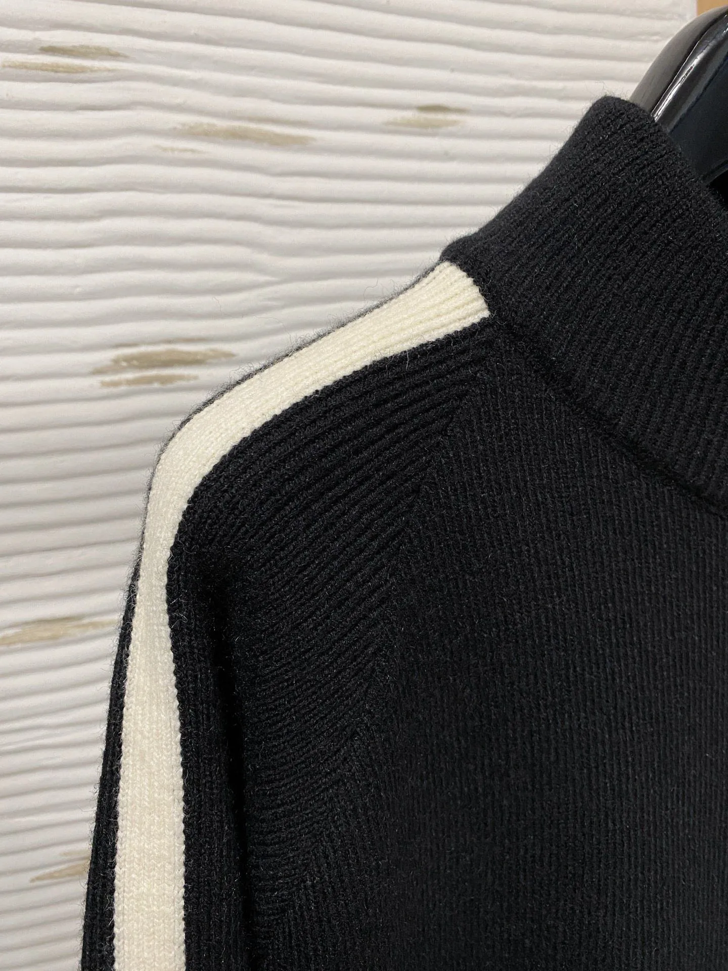🅿️540 【DIOR】Autumn and winter classic cardigan sweater, in full condition! ! ! Wool blended fabric, the latest model in 2025, golden ratio! ! Slim-fitting soft gold, versatile and practical item, the combination and practicality are extremely powerful, simple and elegant, and classy! To create your own style, it is highly recommended to buy it in two colors. The standard slim fit tailoring process is suitable for both young and old men. It is knitted from wool and will not cause any discomfort! While keeping warm, it is stylish, textured and wearable, and the classic logo with contrasting colors on the chest feels in place! ! Recommended for regular customers! ! Size M-3XL (maximum wear: 190 pounds)