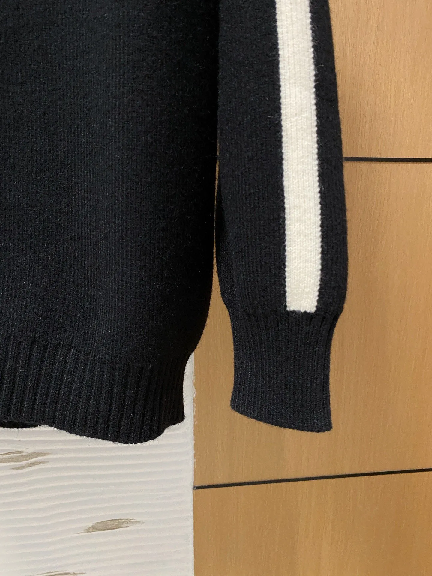 🅿️540 【DIOR】Autumn and winter classic cardigan sweater, in full condition! ! ! Wool blended fabric, the latest model in 2025, golden ratio! ! Slim-fitting soft gold, versatile and practical item, the combination and practicality are extremely powerful, simple and elegant, and classy! To create your own style, it is highly recommended to buy it in two colors. The standard slim fit tailoring process is suitable for both young and old men. It is knitted from wool and will not cause any discomfort! While keeping warm, it is stylish, textured and wearable, and the classic logo with contrasting colors on the chest feels in place! ! Recommended for regular customers! ! Size M-3XL (maximum wear: 190 pounds)