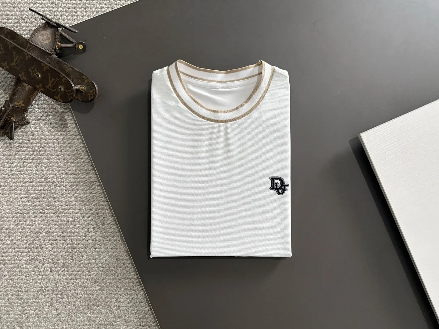 🅿️330 shipped the next day. High version DIOR/Dior 25ss spring and summer new high-definition T-shirt. Made with machines imported from Italy. It is truly the most luxurious and high-quality model that you can wear with your eyes closed. Combed and heavyweight fabric. High-strength and heavy-weight fabric feels full when weighed. The upper body is also more textured than ordinary T-shirts and is not easy to deform. This texture can cope with the weather. It is sweat-absorbent and breathable, suitable for both hot and cold conditions! Perfectly produced with reference to the original stitch and stitch! The loose fit design is super noble. Custom-woven signature ribbed collar, cuffs, and hem. Really rare and rare goods Size: M-XXXL