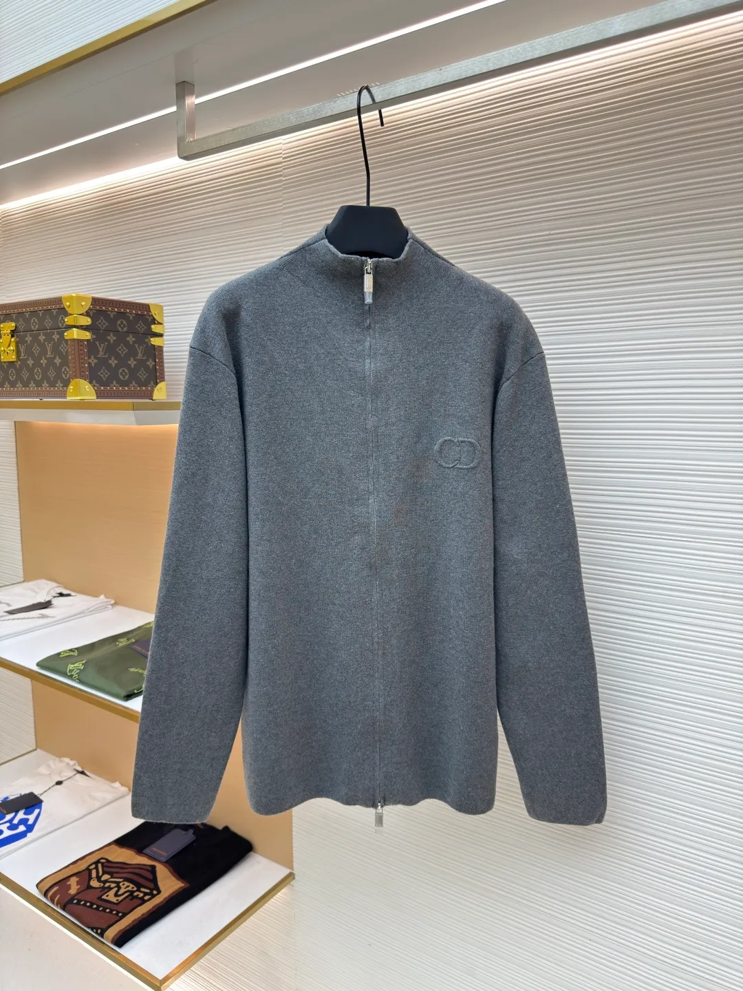Dior CD letter woolen jacket ●Original version: purchased and developed by 16228 ●Item number: 1680724-B60 ●Fabric: wool blended fabric ●Technology: woolen fabric ●Version: fitted version ●Weight: about 615 grams ●Size: XS-S-M-L ●Description: The wool material is made of 48 counts of ultra-fine 50% wool and 50% cotton blended yarn. It uses an imported 14-gauge wool loom to double-sided three-dimensional weaving. A single piece takes 270 minutes per piece. The letters on the chest are molded and customized with silicone three-dimensional relief embossing technology. The No. 5 thread double-pull letter zipper is customized. The overall wiring is straight and delicate. The fabric is comfortable and soft, and the color is consistent and has no color difference. It can be matched with the same style to create a fashionable look, and can be used in various occasions. Customized accessories, complete with three standards, same style for men and women!