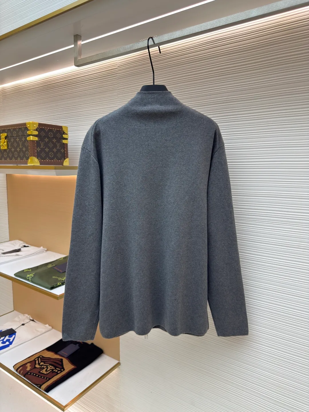 Dior CD letter woolen jacket ●Original version: purchased and developed by 16228 ●Item number: 1680724-B60 ●Fabric: wool blended fabric ●Technology: woolen fabric ●Version: fitted version ●Weight: about 615 grams ●Size: XS-S-M-L ●Description: The wool material is made of 48 counts of ultra-fine 50% wool and 50% cotton blended yarn. It uses an imported 14-gauge wool loom to double-sided three-dimensional weaving. A single piece takes 270 minutes per piece. The letters on the chest are molded and customized with silicone three-dimensional relief embossing technology. The No. 5 thread double-pull letter zipper is customized. The overall wiring is straight and delicate. The fabric is comfortable and soft, and the color is consistent and has no color difference. It can be matched with the same style to create a fashionable look, and can be used in various occasions. Customized accessories, complete with three standards, same style for men and women!
