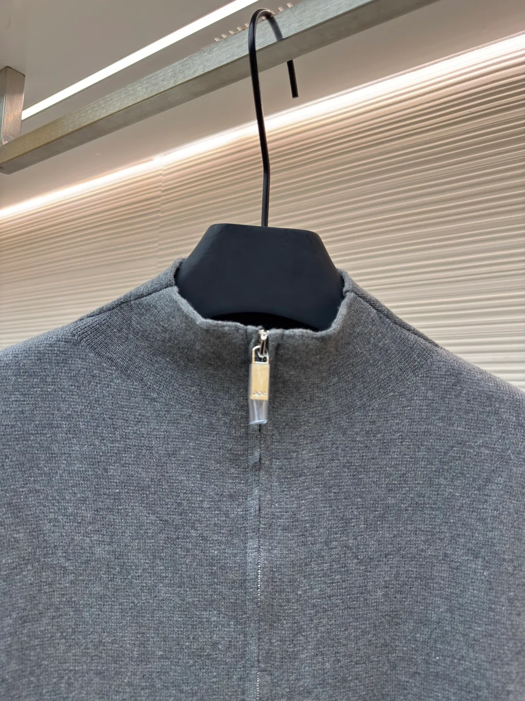Dior CD letter woolen jacket ●Original version: purchased and developed by 16228 ●Item number: 1680724-B60 ●Fabric: wool blended fabric ●Technology: woolen fabric ●Version: fitted version ●Weight: about 615 grams ●Size: XS-S-M-L ●Description: The wool material is made of 48 counts of ultra-fine 50% wool and 50% cotton blended yarn. It uses an imported 14-gauge wool loom to double-sided three-dimensional weaving. A single piece takes 270 minutes per piece. The letters on the chest are molded and customized with silicone three-dimensional relief embossing technology. The No. 5 thread double-pull letter zipper is customized. The overall wiring is straight and delicate. The fabric is comfortable and soft, and the color is consistent and has no color difference. It can be matched with the same style to create a fashionable look, and can be used in various occasions. Customized accessories, complete with three standards, same style for men and women!