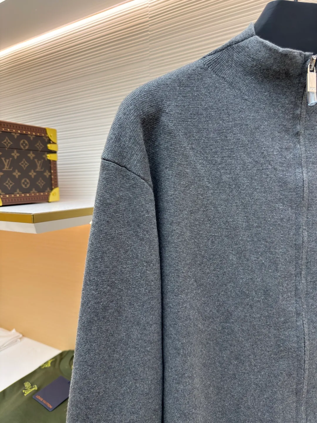 Dior CD letter woolen jacket ●Original version: purchased and developed by 16228 ●Item number: 1680724-B60 ●Fabric: wool blended fabric ●Technology: woolen fabric ●Version: fitted version ●Weight: about 615 grams ●Size: XS-S-M-L ●Description: The wool material is made of 48 counts of ultra-fine 50% wool and 50% cotton blended yarn. It uses an imported 14-gauge wool loom to double-sided three-dimensional weaving. A single piece takes 270 minutes per piece. The letters on the chest are molded and customized with silicone three-dimensional relief embossing technology. The No. 5 thread double-pull letter zipper is customized. The overall wiring is straight and delicate. The fabric is comfortable and soft, and the color is consistent and has no color difference. It can be matched with the same style to create a fashionable look, and can be used in various occasions. Customized accessories, complete with three standards, same style for men and women!