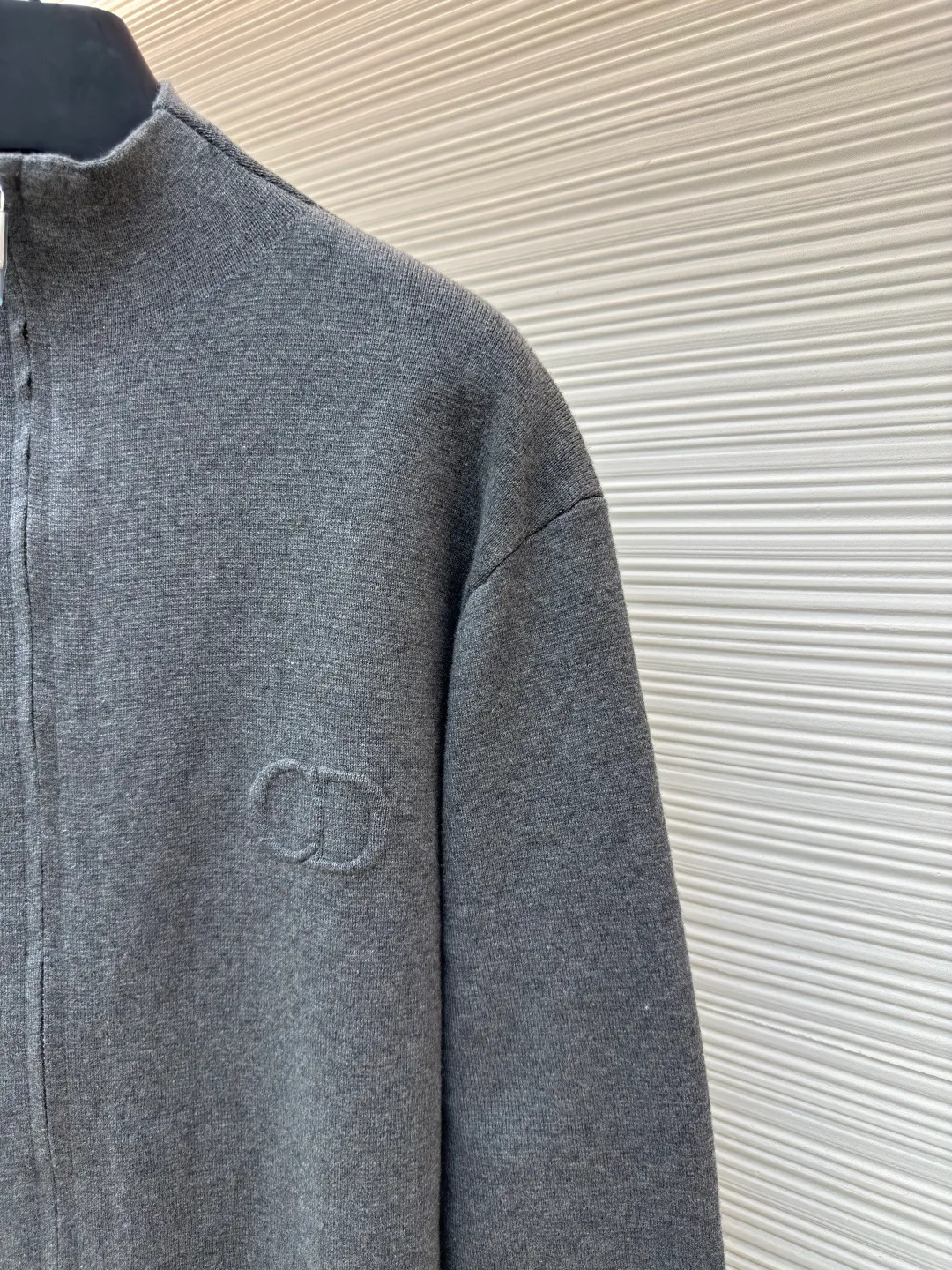 Dior CD letter woolen jacket ●Original version: purchased and developed by 16228 ●Item number: 1680724-B60 ●Fabric: wool blended fabric ●Technology: woolen fabric ●Version: fitted version ●Weight: about 615 grams ●Size: XS-S-M-L ●Description: The wool material is made of 48 counts of ultra-fine 50% wool and 50% cotton blended yarn. It uses an imported 14-gauge wool loom to double-sided three-dimensional weaving. A single piece takes 270 minutes per piece. The letters on the chest are molded and customized with silicone three-dimensional relief embossing technology. The No. 5 thread double-pull letter zipper is customized. The overall wiring is straight and delicate. The fabric is comfortable and soft, and the color is consistent and has no color difference. It can be matched with the same style to create a fashionable look, and can be used in various occasions. Customized accessories, complete with three standards, same style for men and women!