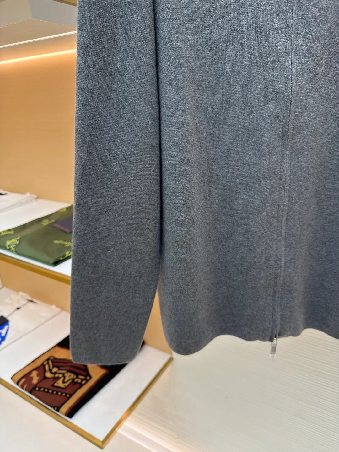 Dior CD letter woolen jacket ●Original version: purchased and developed by 16228 ●Item number: 1680724-B60 ●Fabric: wool blended fabric ●Technology: woolen fabric ●Version: fitted version ●Weight: about 615 grams ●Size: XS-S-M-L ●Description: The wool material is made of 48 counts of ultra-fine 50% wool and 50% cotton blended yarn. It uses an imported 14-gauge wool loom to double-sided three-dimensional weaving. A single piece takes 270 minutes per piece. The letters on the chest are molded and customized with silicone three-dimensional relief embossing technology. The No. 5 thread double-pull letter zipper is customized. The overall wiring is straight and delicate. The fabric is comfortable and soft, and the color is consistent and has no color difference. It can be matched with the same style to create a fashionable look, and can be used in various occasions. Customized accessories, complete with three standards, same style for men and women!