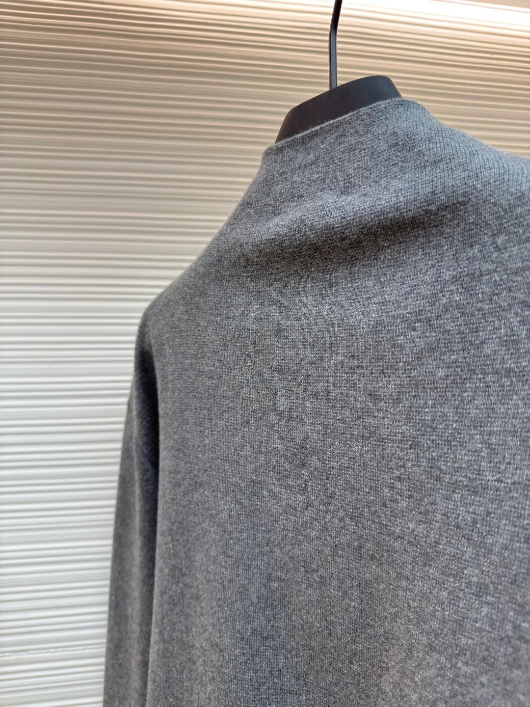 Dior CD letter woolen jacket ●Original version: purchased and developed by 16228 ●Item number: 1680724-B60 ●Fabric: wool blended fabric ●Technology: woolen fabric ●Version: fitted version ●Weight: about 615 grams ●Size: XS-S-M-L ●Description: The wool material is made of 48 counts of ultra-fine 50% wool and 50% cotton blended yarn. It uses an imported 14-gauge wool loom to double-sided three-dimensional weaving. A single piece takes 270 minutes per piece. The letters on the chest are molded and customized with silicone three-dimensional relief embossing technology. The No. 5 thread double-pull letter zipper is customized. The overall wiring is straight and delicate. The fabric is comfortable and soft, and the color is consistent and has no color difference. It can be matched with the same style to create a fashionable look, and can be used in various occasions. Customized accessories, complete with three standards, same style for men and women!