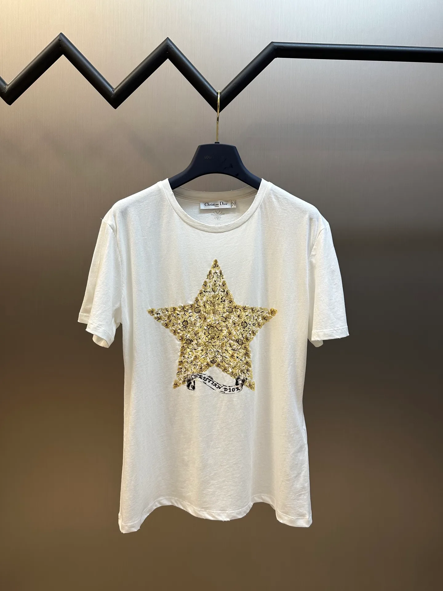 🅿️360 Dior 2025 Early Spring Five-Pointed Star Embroidered Short Sleeve (Women's Clothing) is made of original cotton material that is skin-friendly, breathable, and super soft. It features washed-out frayed effects on the corners, a classic round neck cut, and a delicate five-pointed star embroidered pattern on the chest. The upper body is classic and versatile.  size：s m l