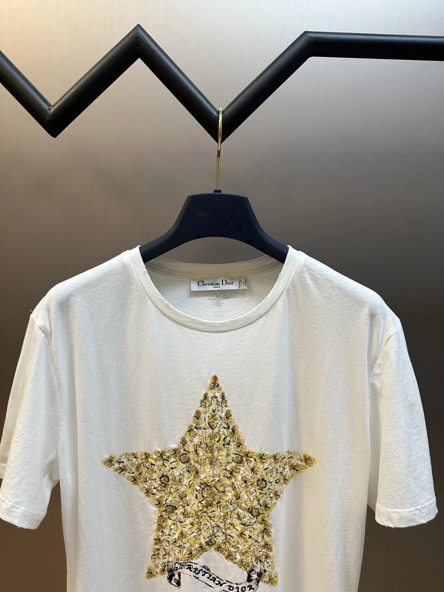 🅿️360 Dior 2025 Early Spring Five-Pointed Star Embroidered Short Sleeve (Women's Clothing) is made of original cotton material that is skin-friendly, breathable, and super soft. It features washed-out frayed effects on the corners, a classic round neck cut, and a delicate five-pointed star embroidered pattern on the chest. The upper body is classic and versatile.  size：s m l