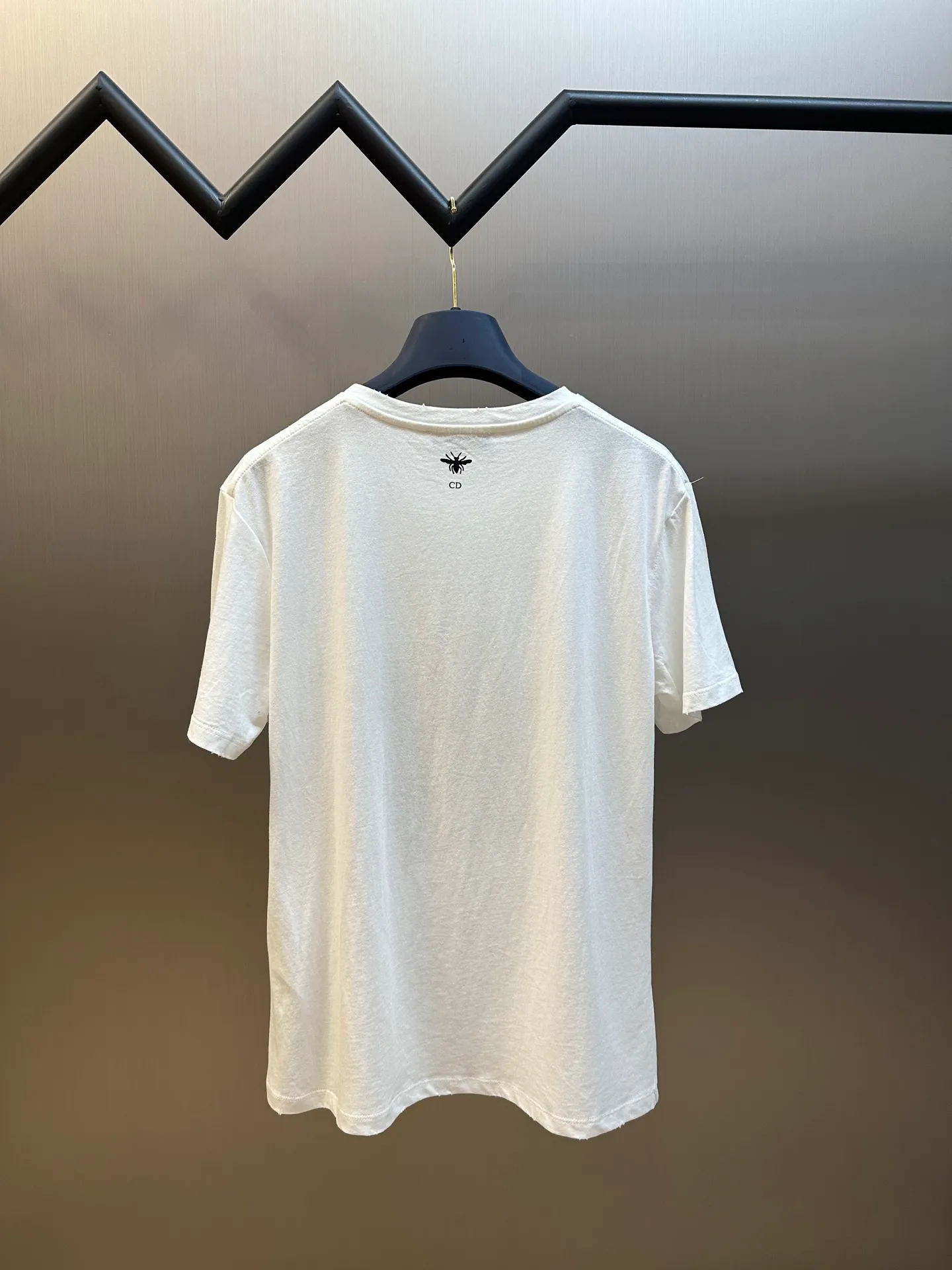 🅿️360 Dior 2025 Early Spring Five-Pointed Star Embroidered Short Sleeve (Women's Clothing) is made of original cotton material that is skin-friendly, breathable, and super soft. It features washed-out frayed effects on the corners, a classic round neck cut, and a delicate five-pointed star embroidered pattern on the chest. The upper body is classic and versatile.  size：s m l
